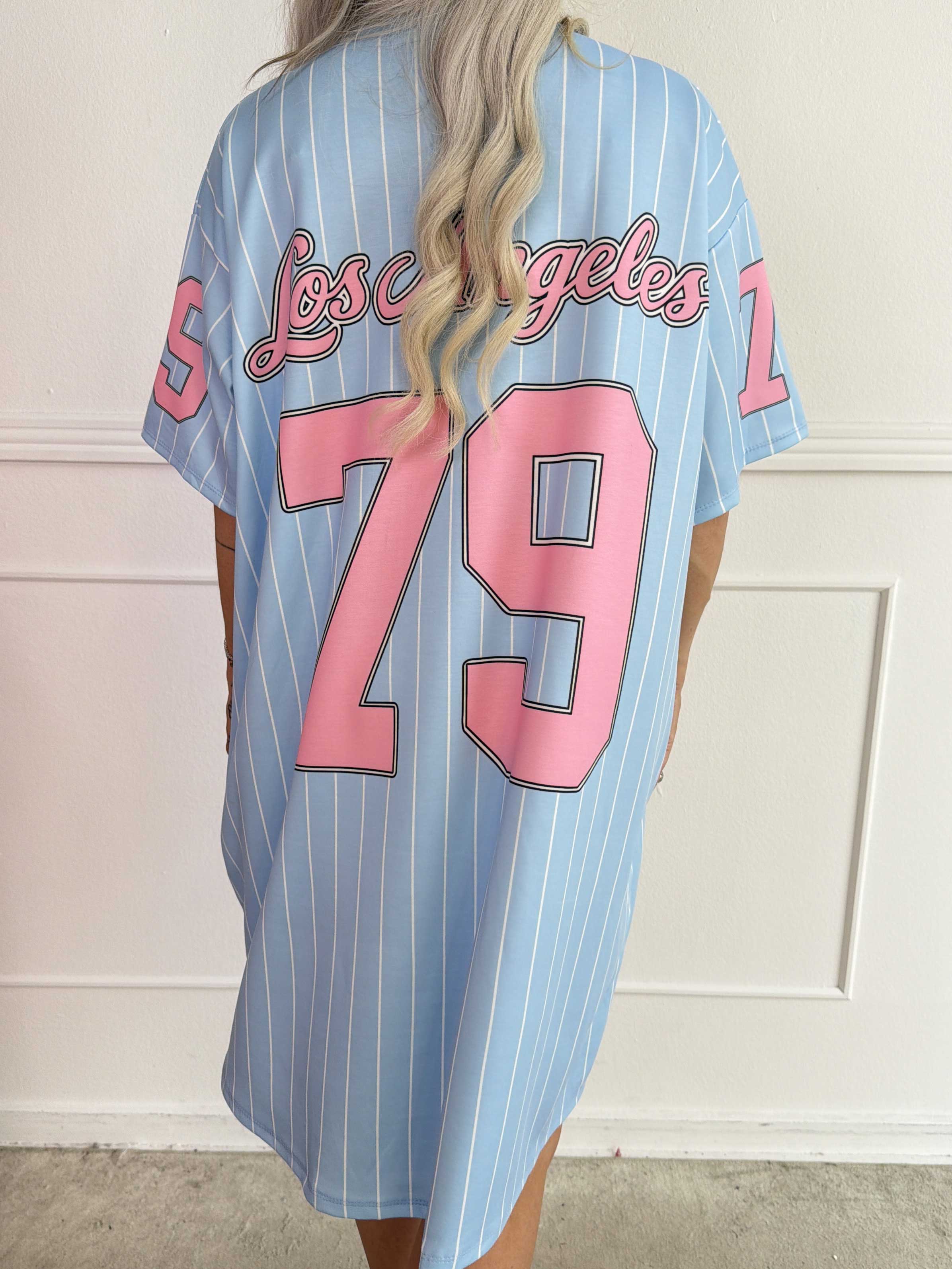 Andrea - T-shirtklänning i mjuk viskosblandning med sportig basebollinspirerad design