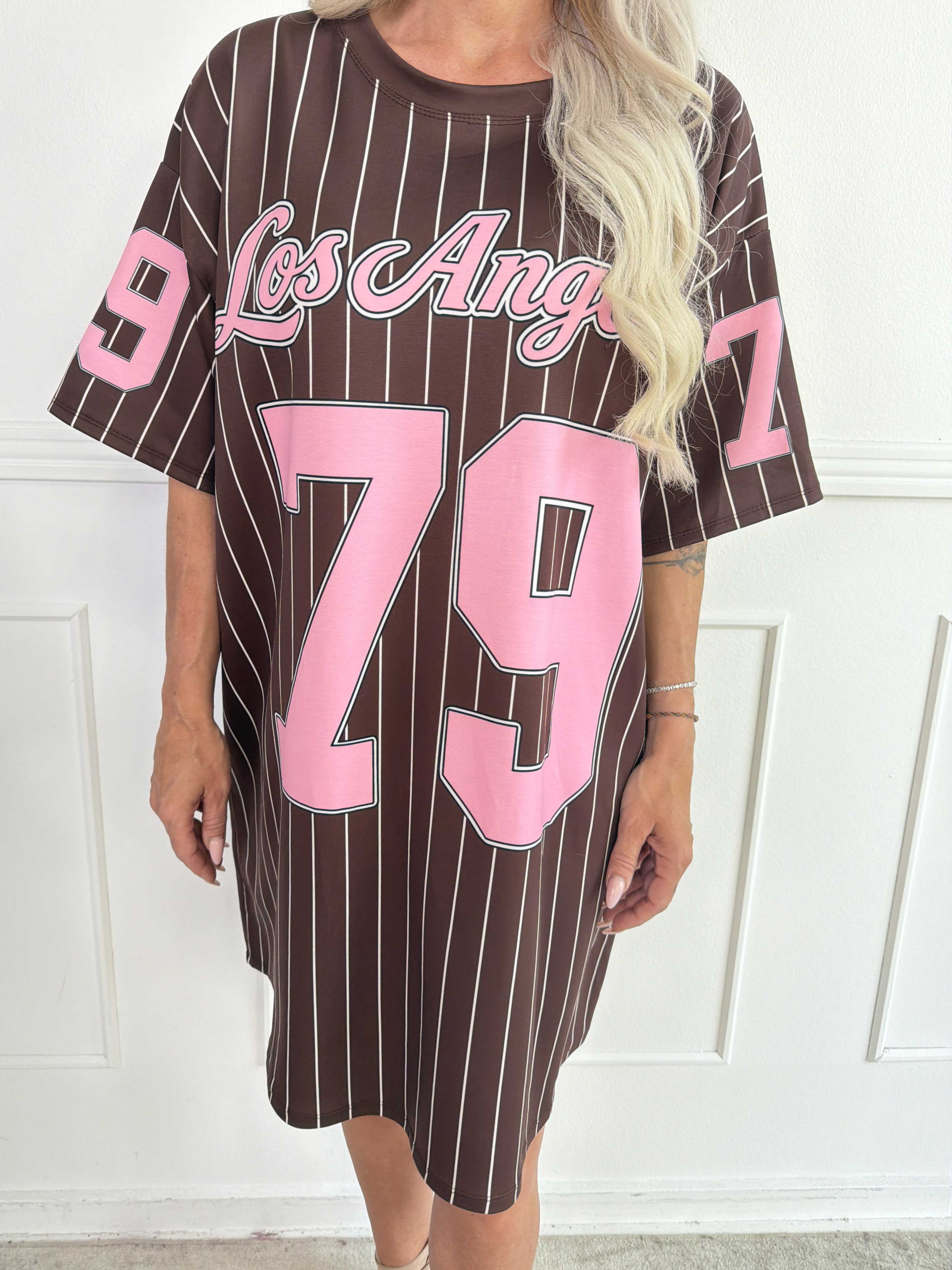 Andrea - T-shirtklänning i mjuk viskosblandning med sportig basebollinspirerad design
