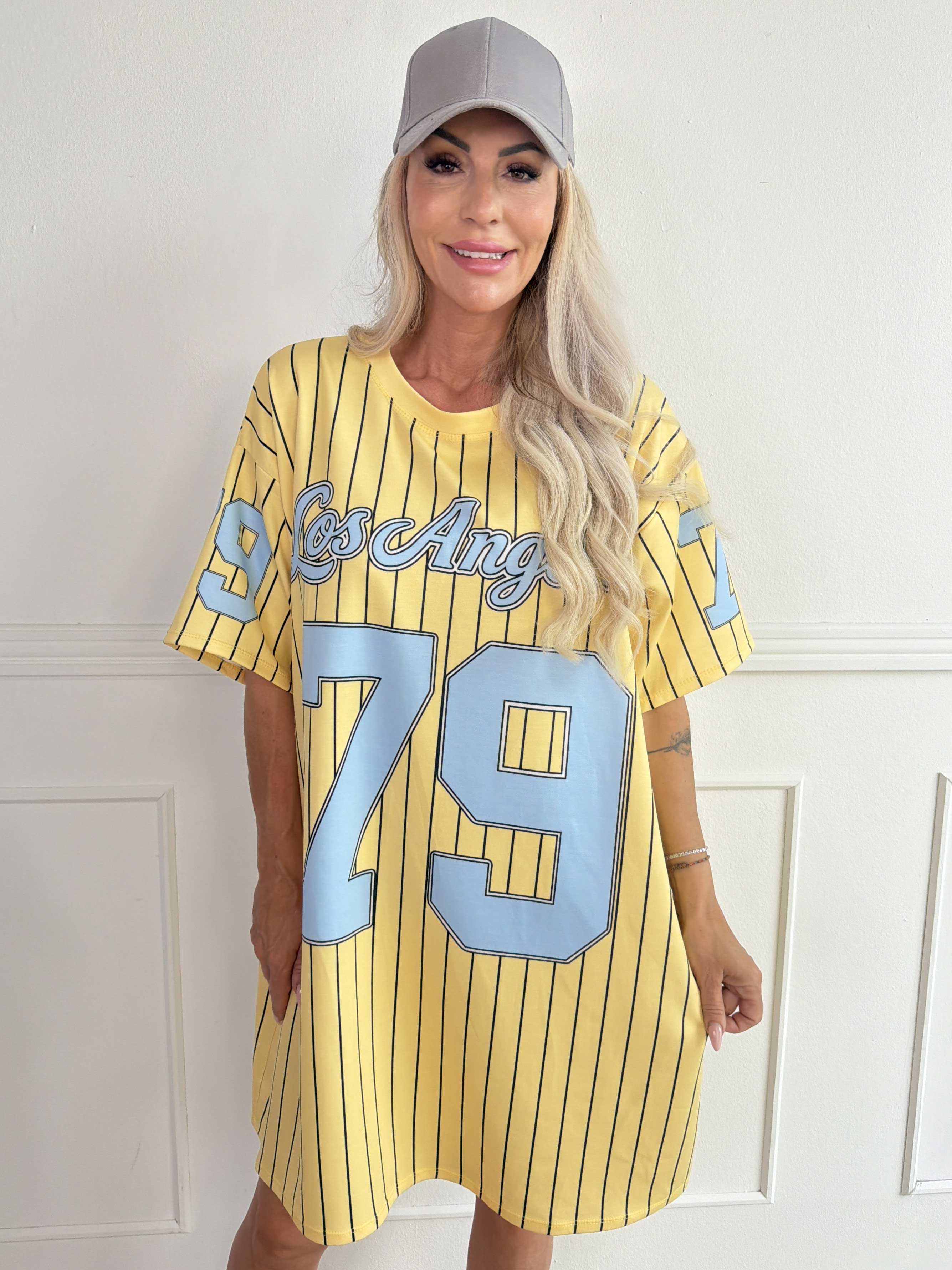 Andrea - T-shirtklänning i mjuk viskosblandning med sportig basebollinspirerad design