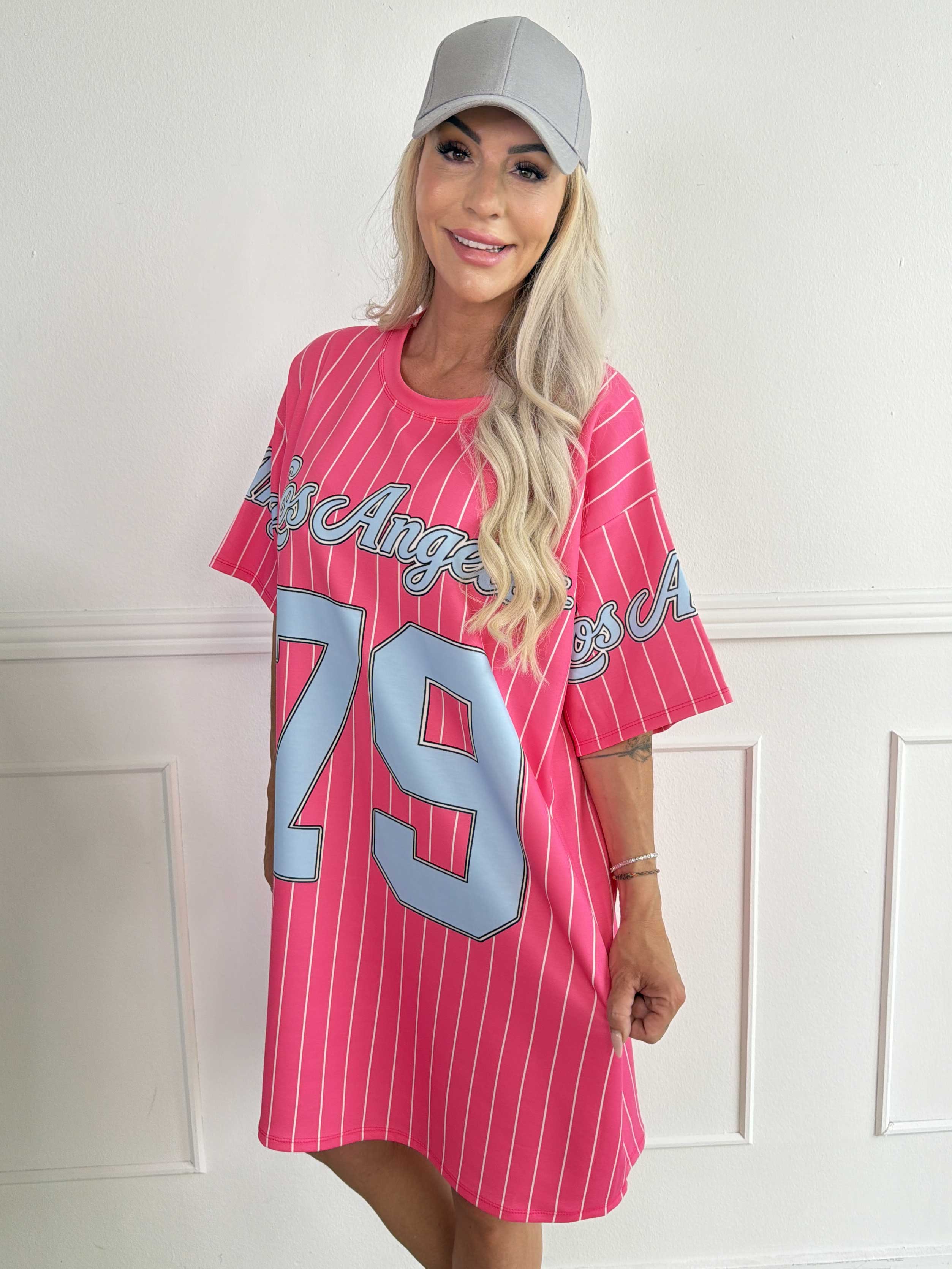 Andrea - T-shirtklänning i mjuk viskosblandning med sportig basebollinspirerad design