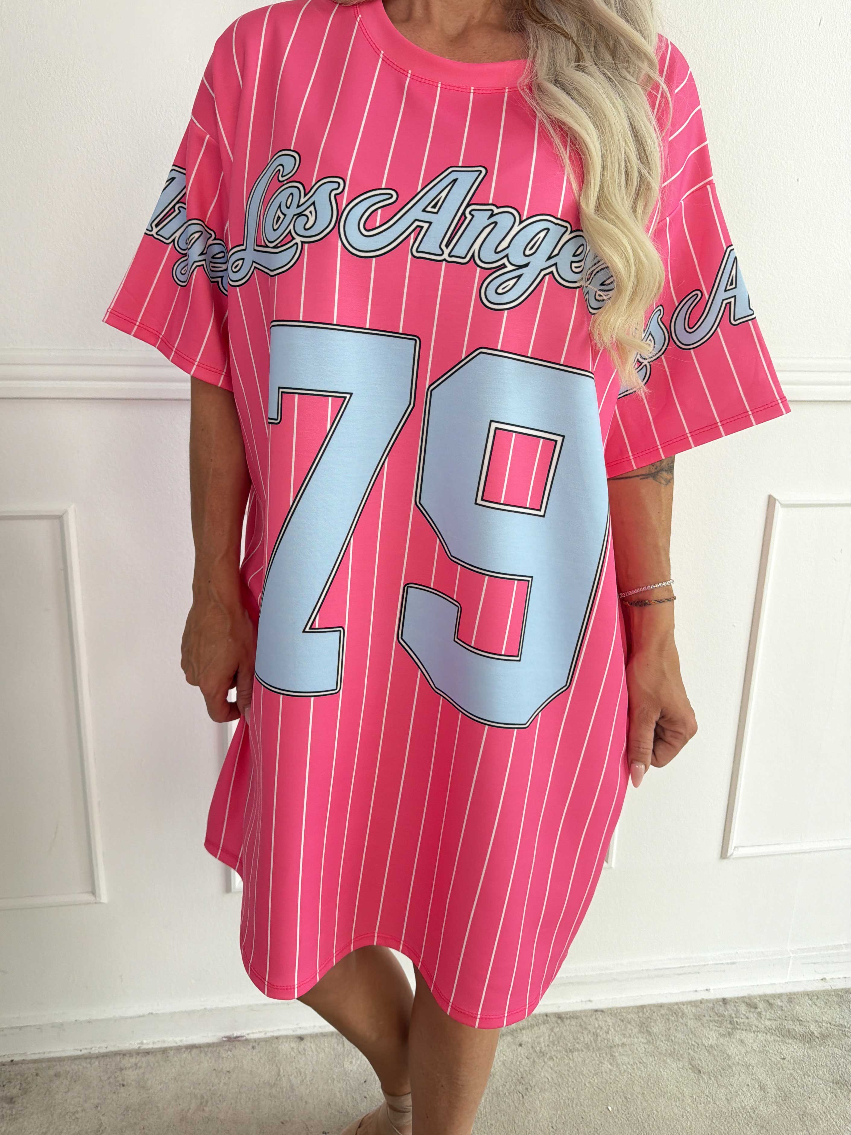 Andrea - T-shirtklänning i mjuk viskosblandning med sportig basebollinspirerad design