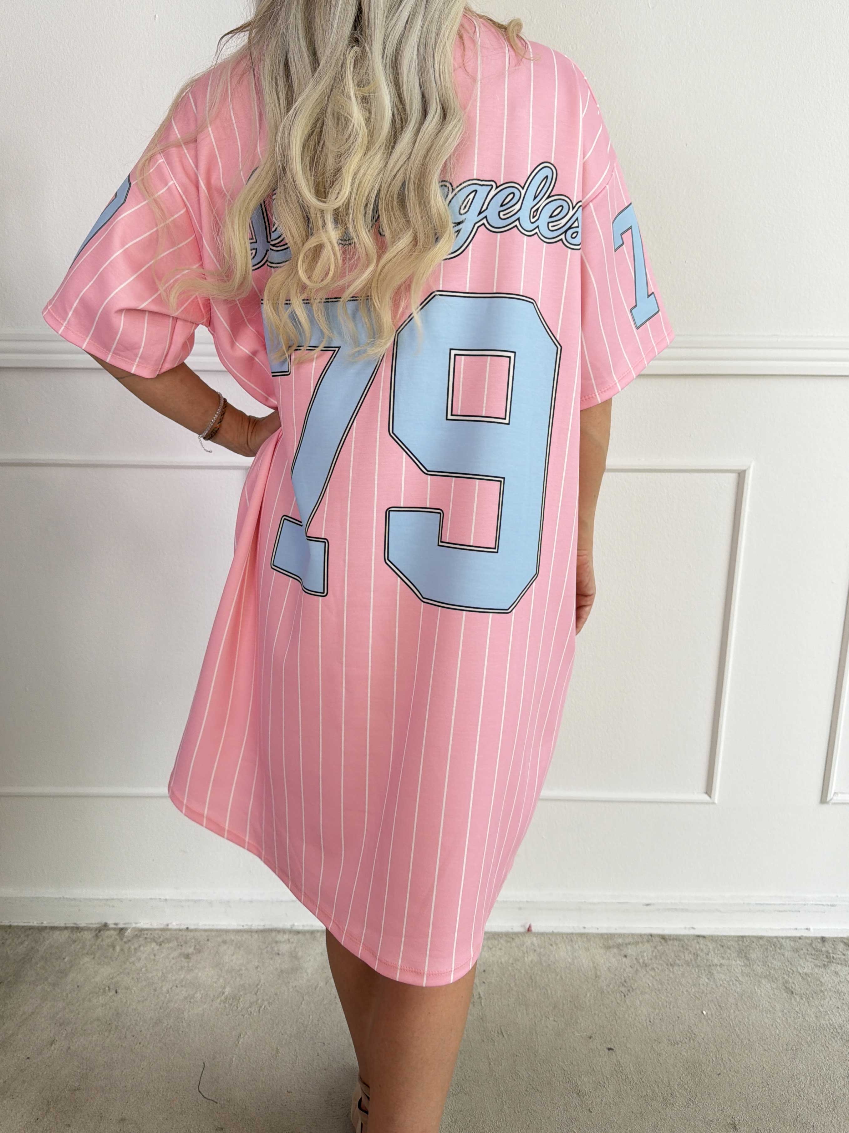 Andrea - T-shirtklänning i mjuk viskosblandning med sportig basebollinspirerad design