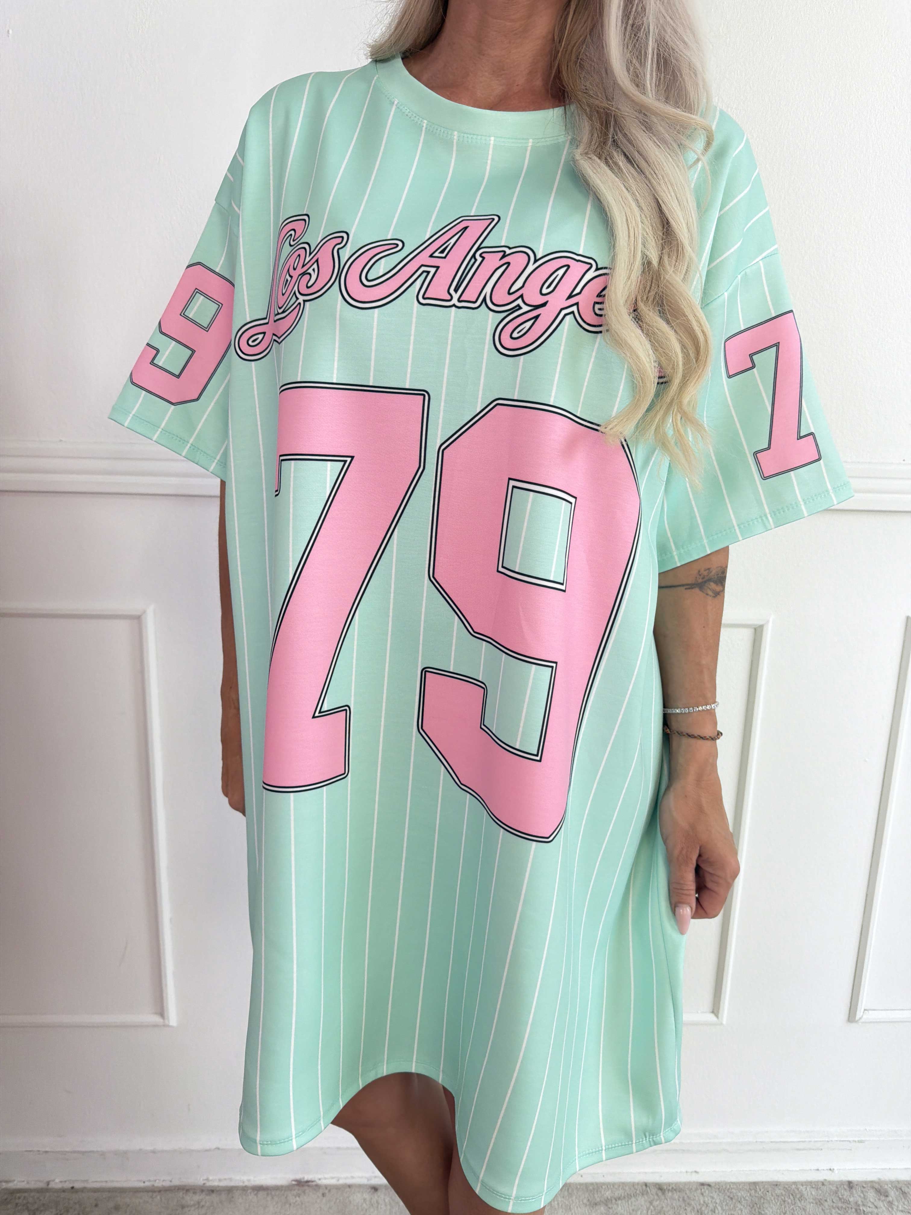 Andrea - T-shirtklänning i mjuk viskosblandning med sportig basebollinspirerad design