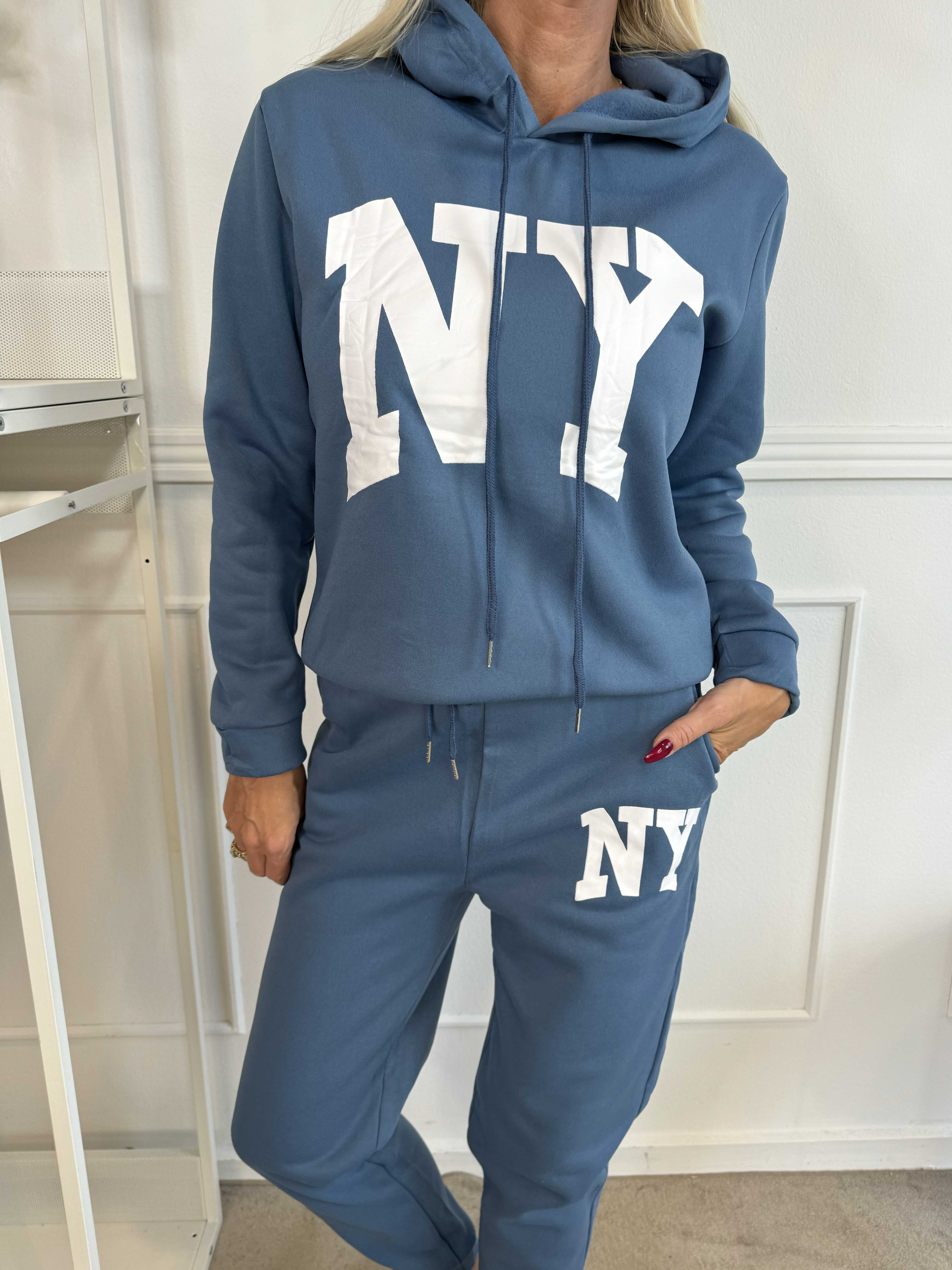 Ania - Joggingdräkt med NY-stående