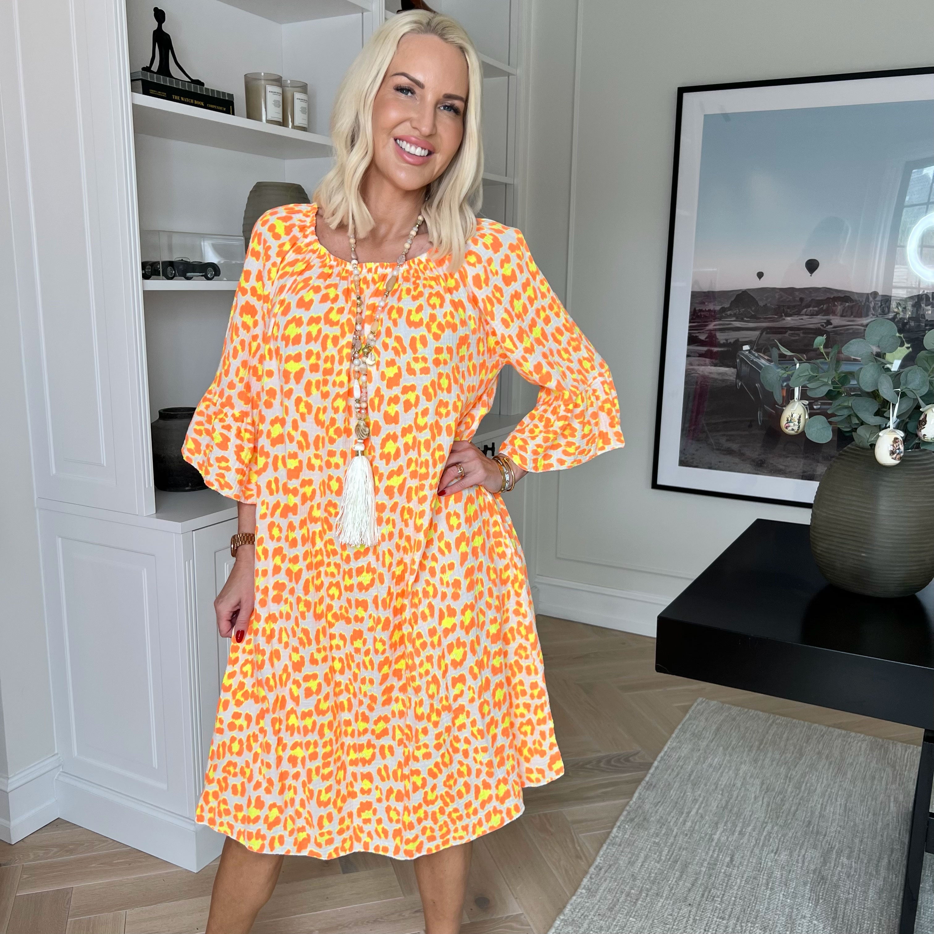 Antonella - Kjole i blødt bomuldsbæk og bølge stof med et fint leopardprint