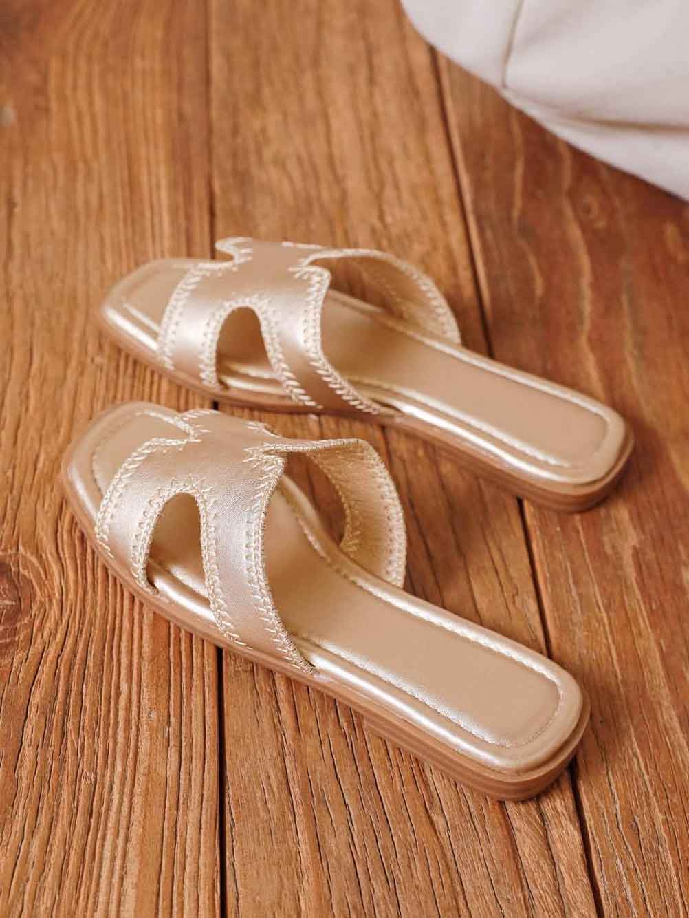 Shannon - Sandal i klassisk design med søde syninger