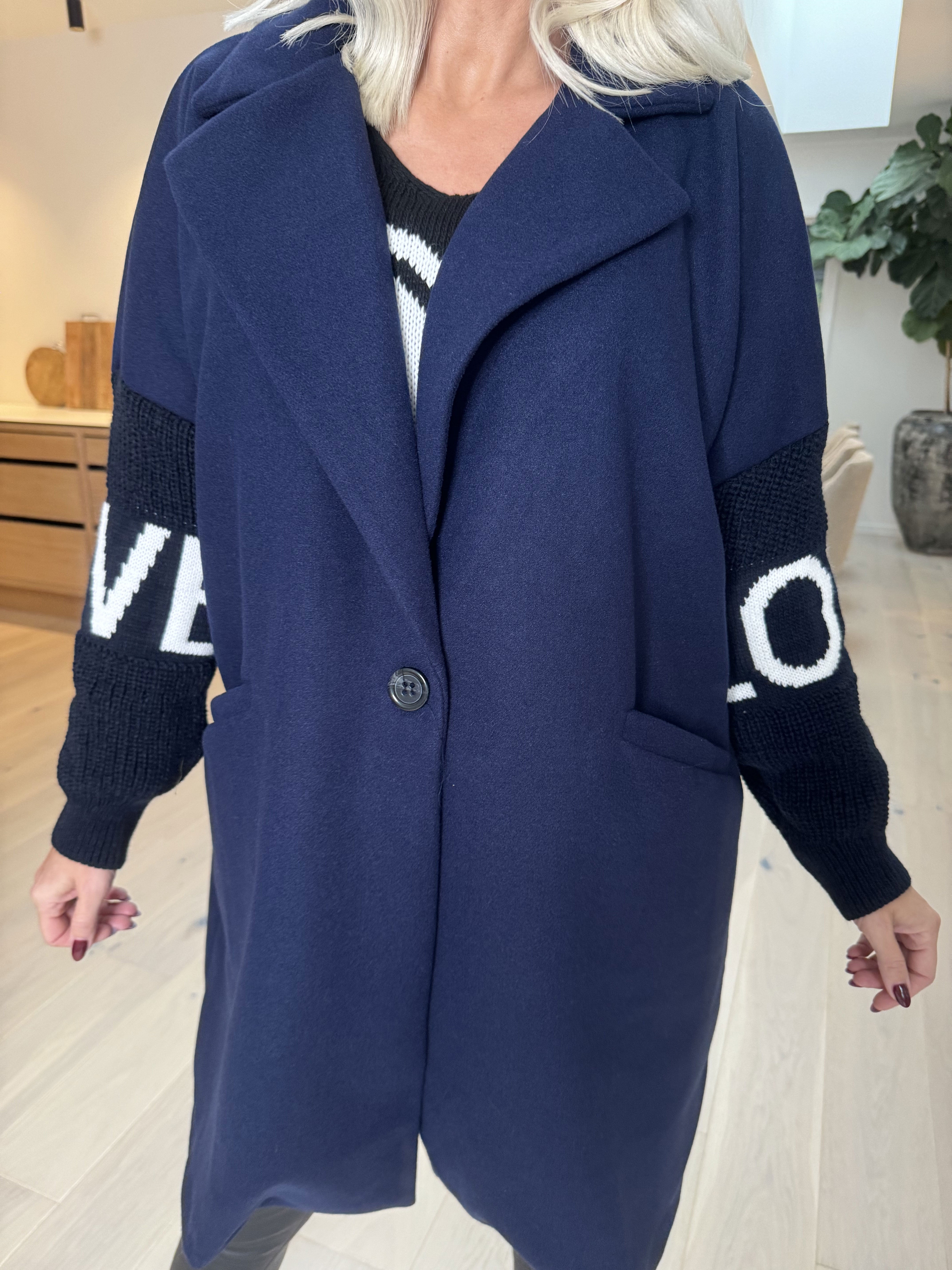 Debbie Short - Jacka med stickade ärmar