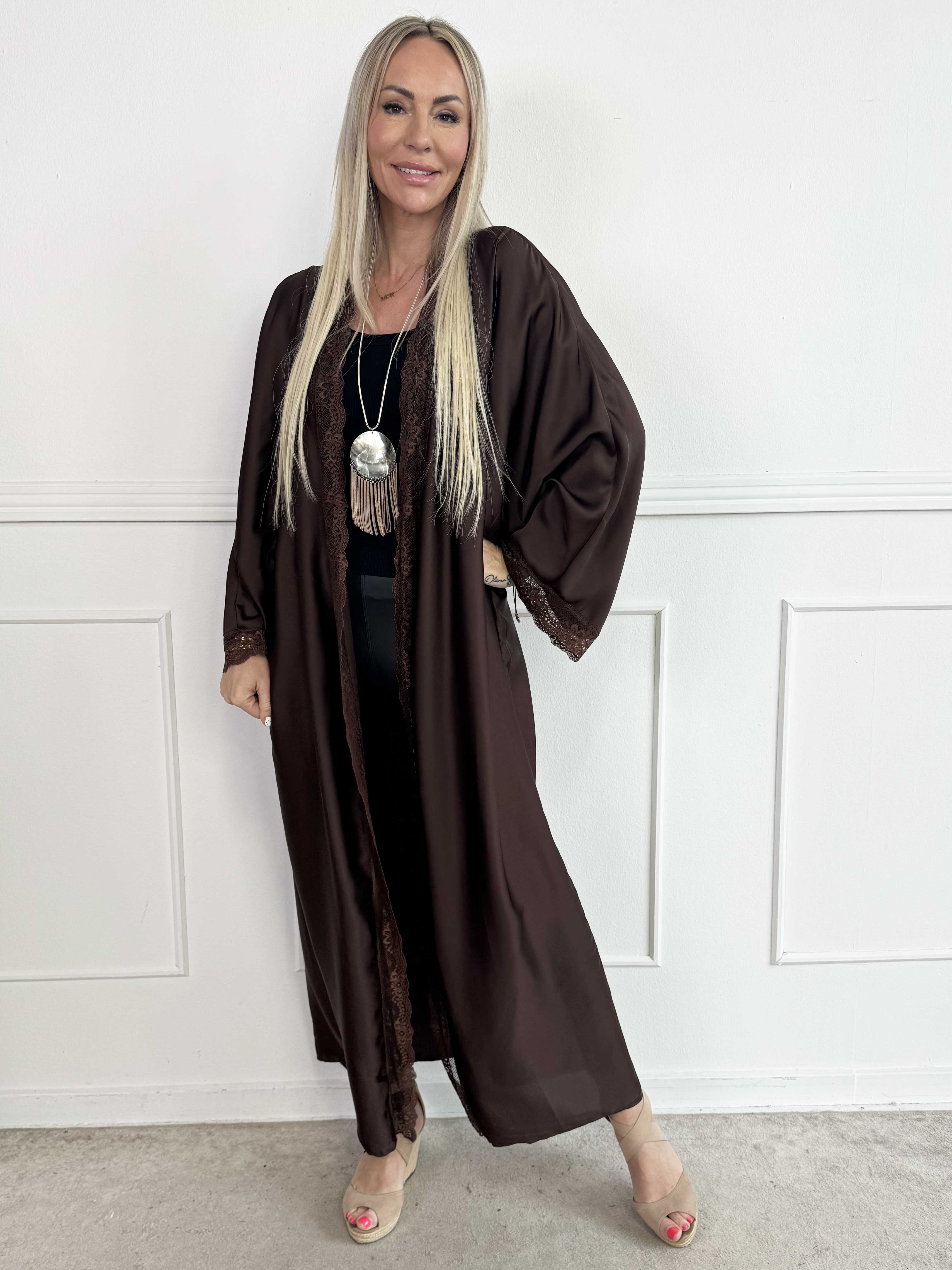 Deiene - Lang kimono i silkelook med elegant blondekant for et let og sofistikeret udtryk