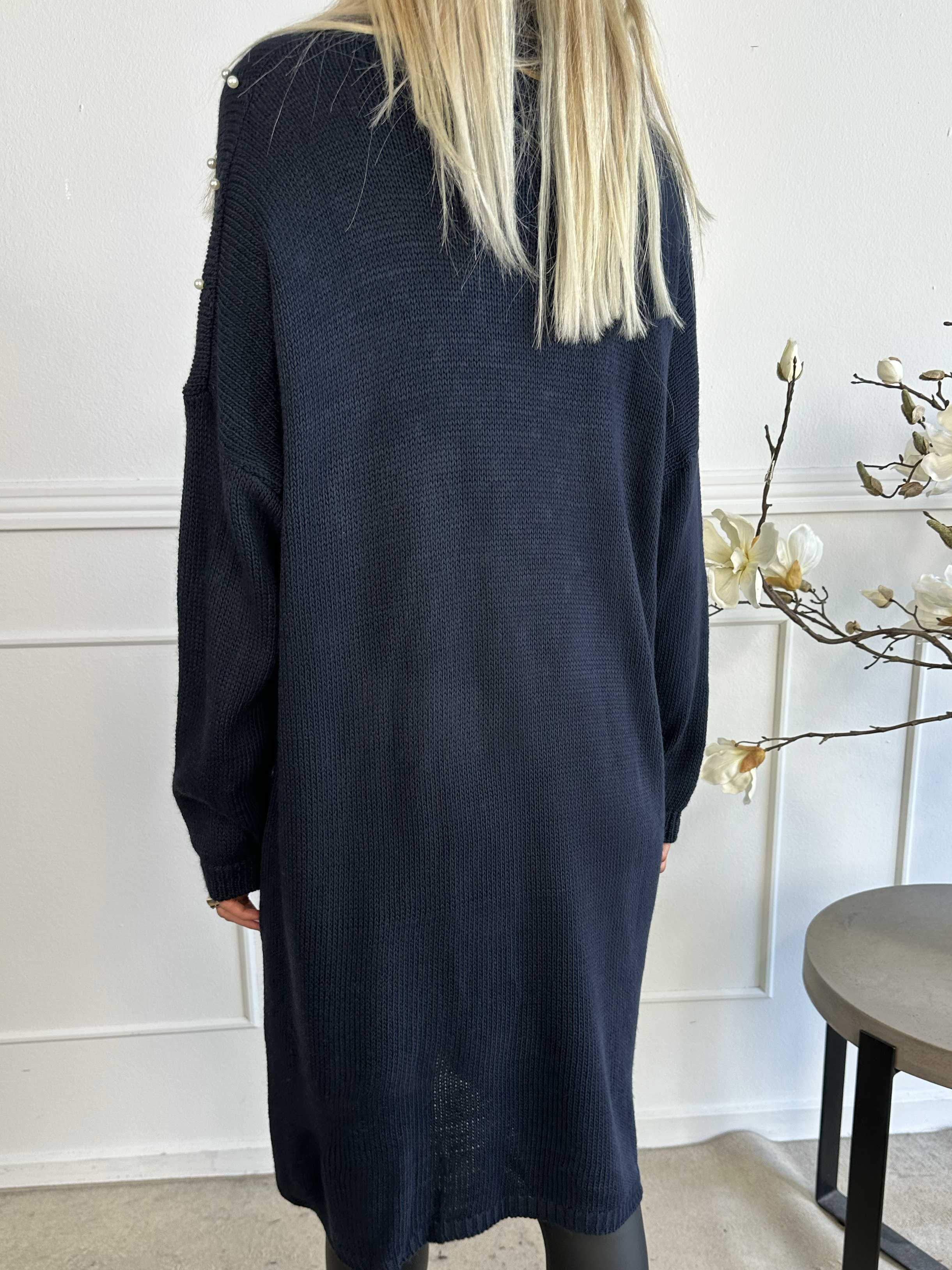 Desire - Stickad klänning med polokrage och vita pärlor