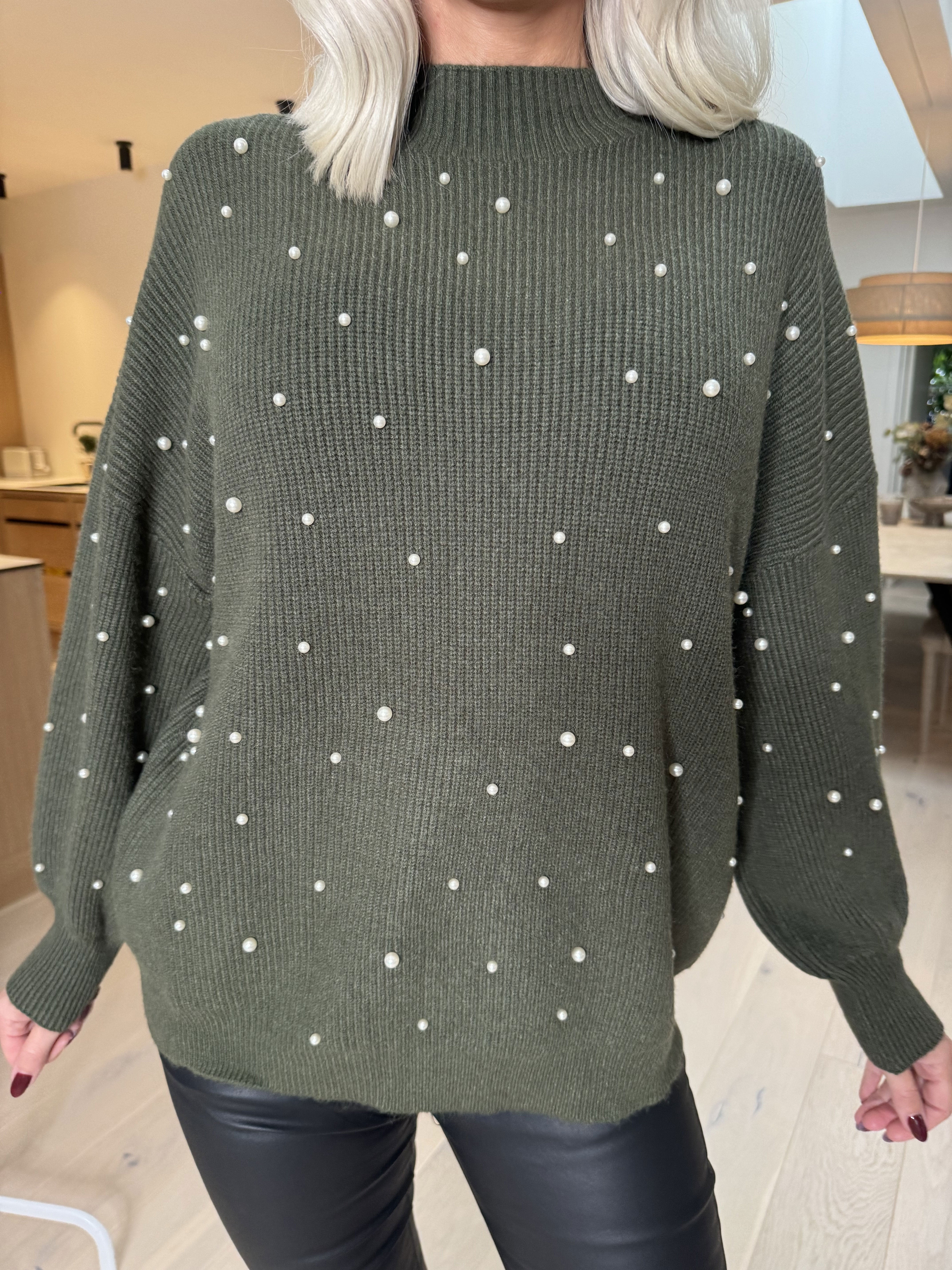 Diara - Stickad blus med ballongärmar och vita pärlor