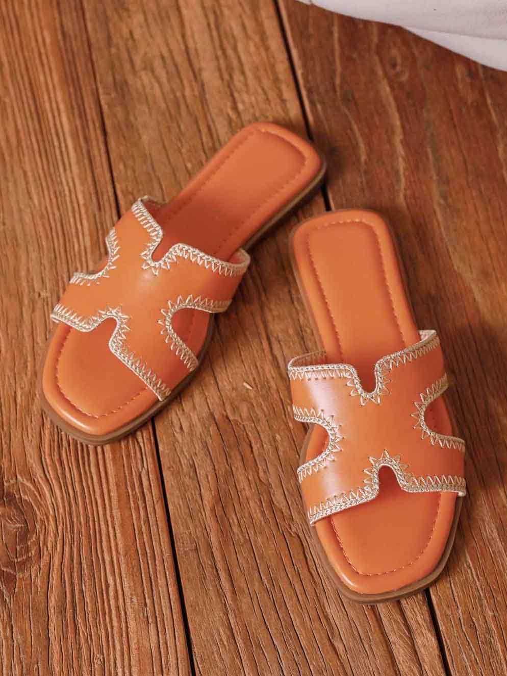 Shannon - Sandal i klassisk design med søde syninger