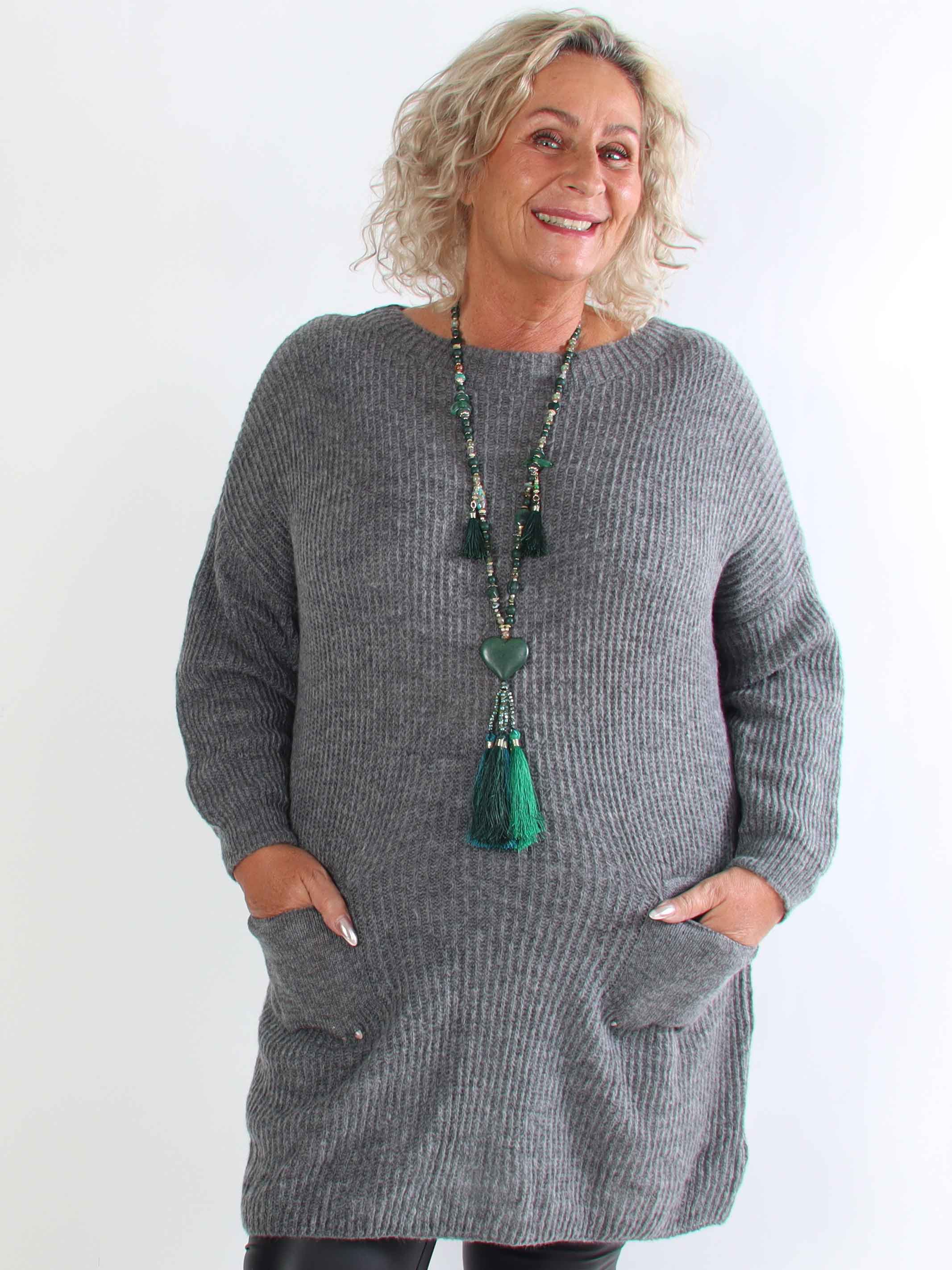 Miranda - Stickad plus size klänning med fickor framtill