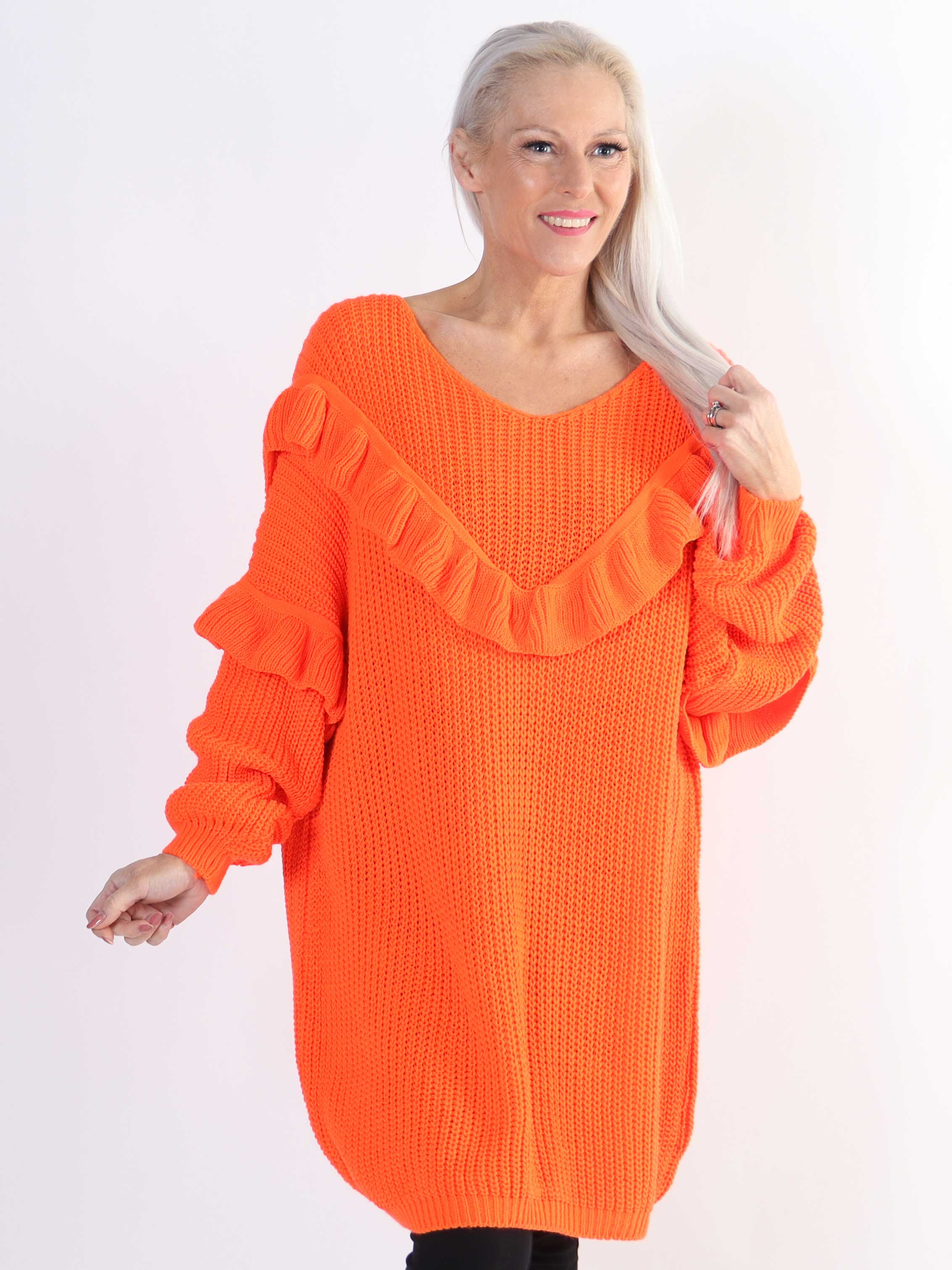 Ellis Dress - Snygg plus size stickad klänning med fina volangdetaljer
