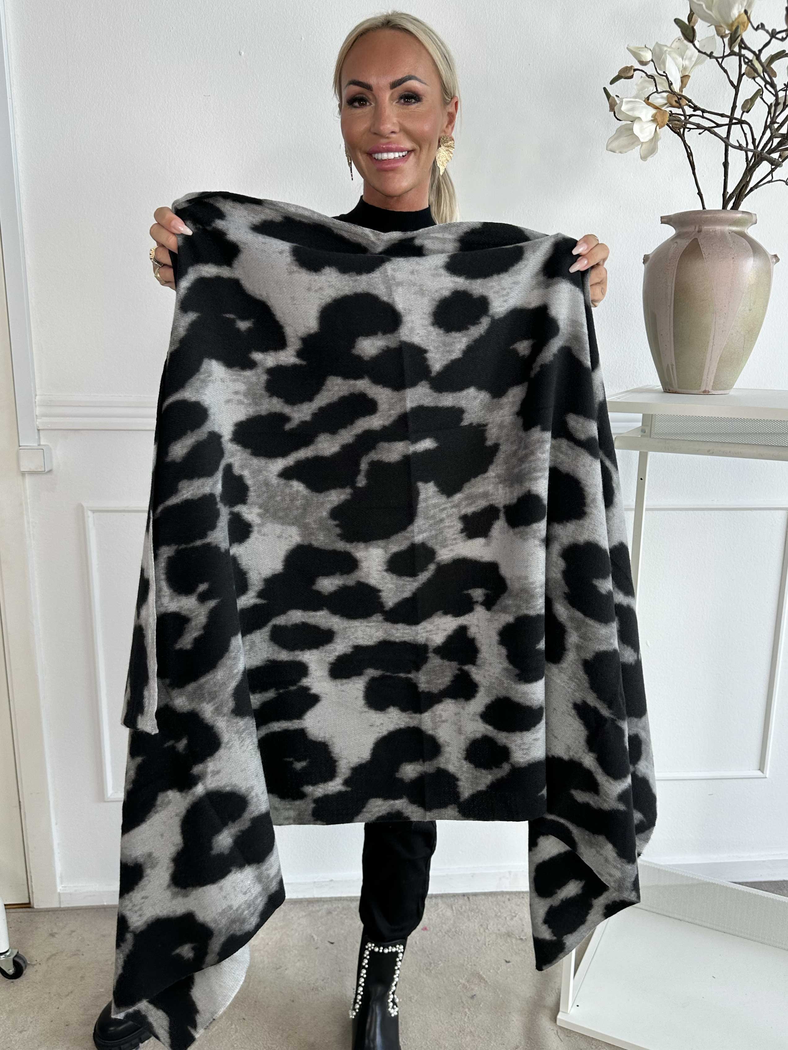 Isadora - Mjuk och tjock halsduk med leopardmönster