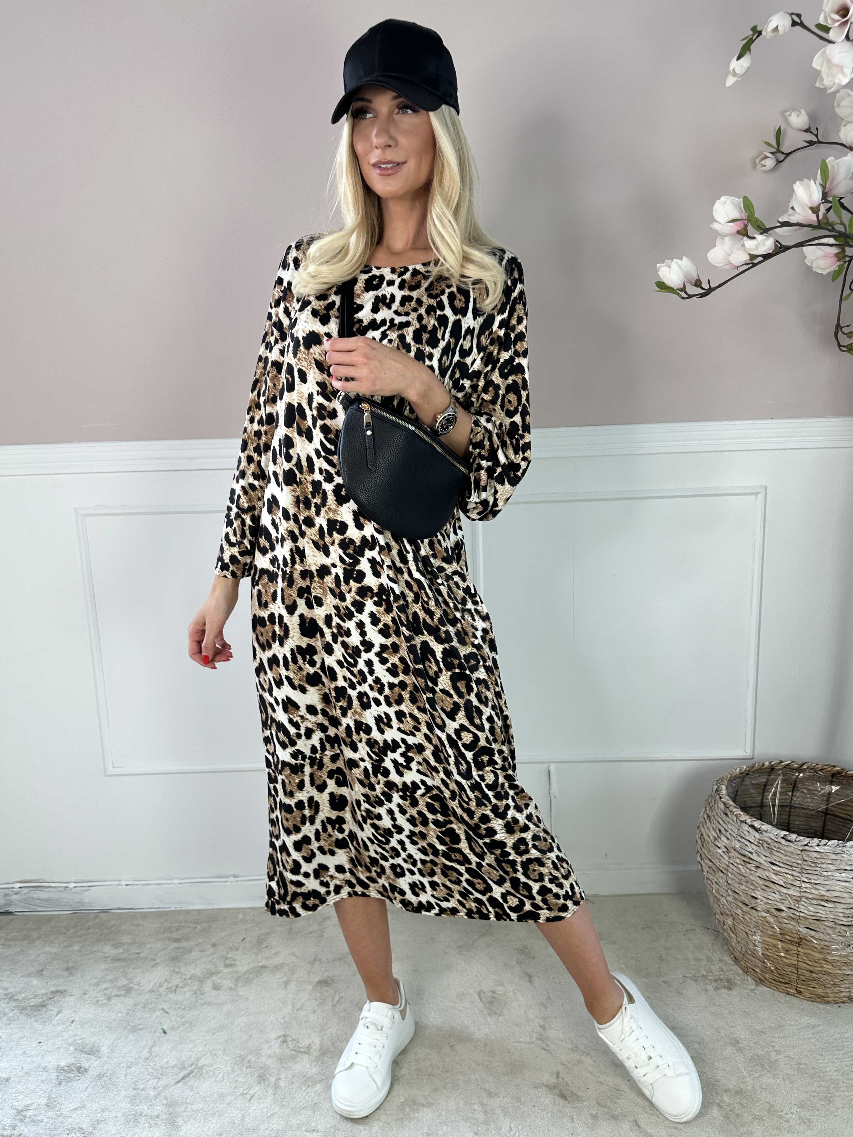 Katri - Långklänning i skrynkelfritt leopardtyg