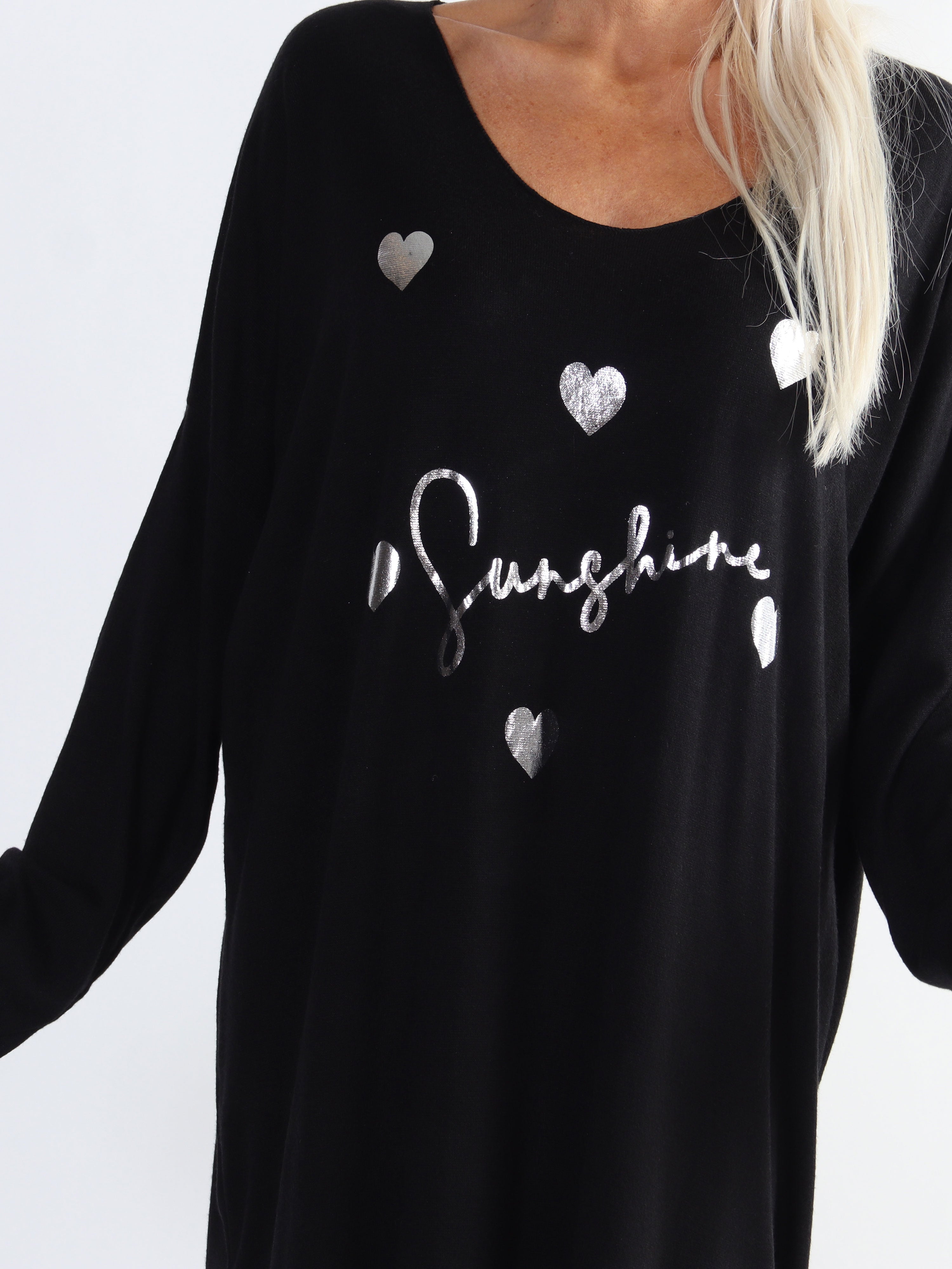 Lucia - Plus size klänning i viskos med tryck av silverhjärtan och text