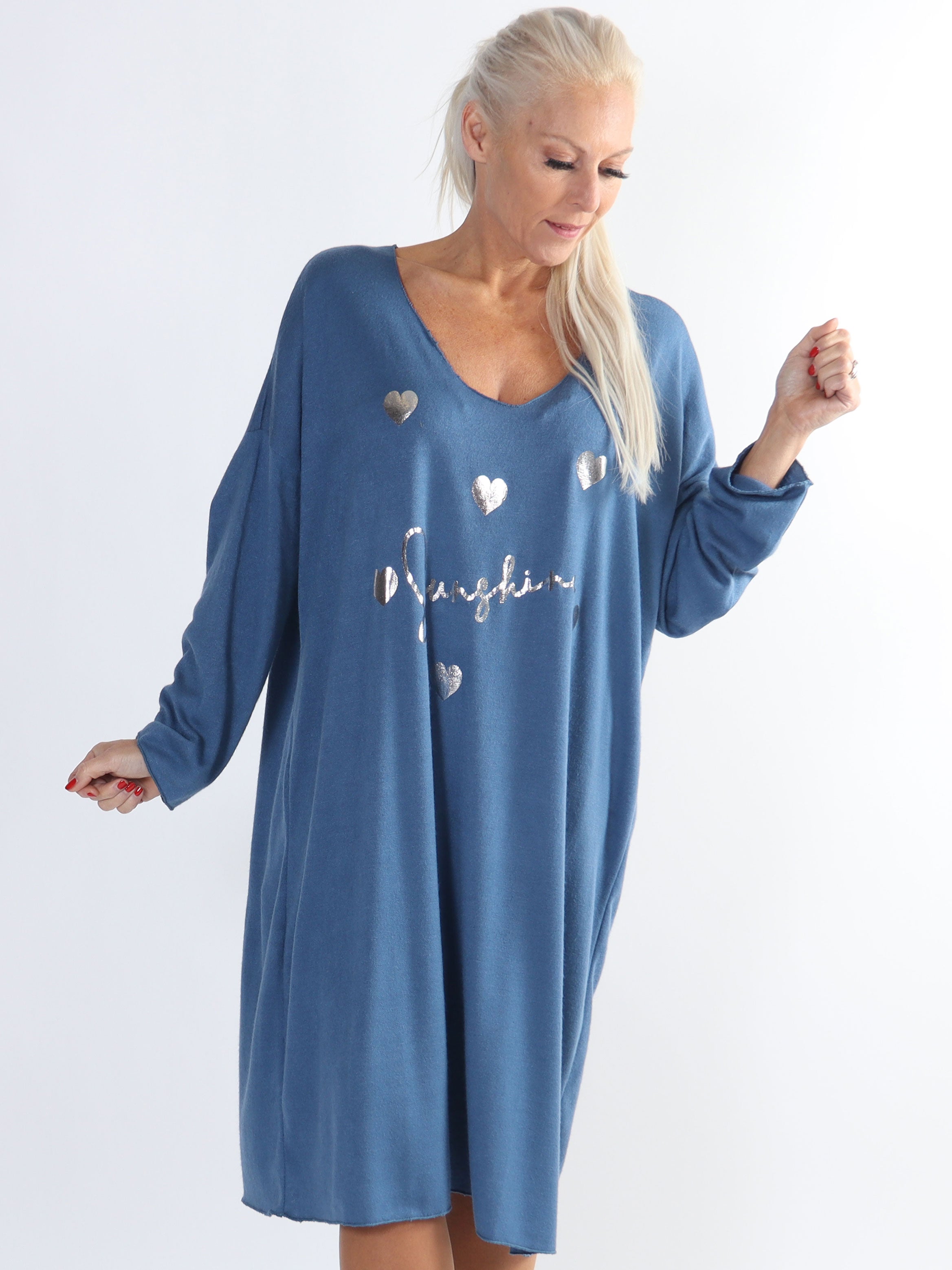Lucia - Plus size klänning i viskos med tryck av silverhjärtan och text