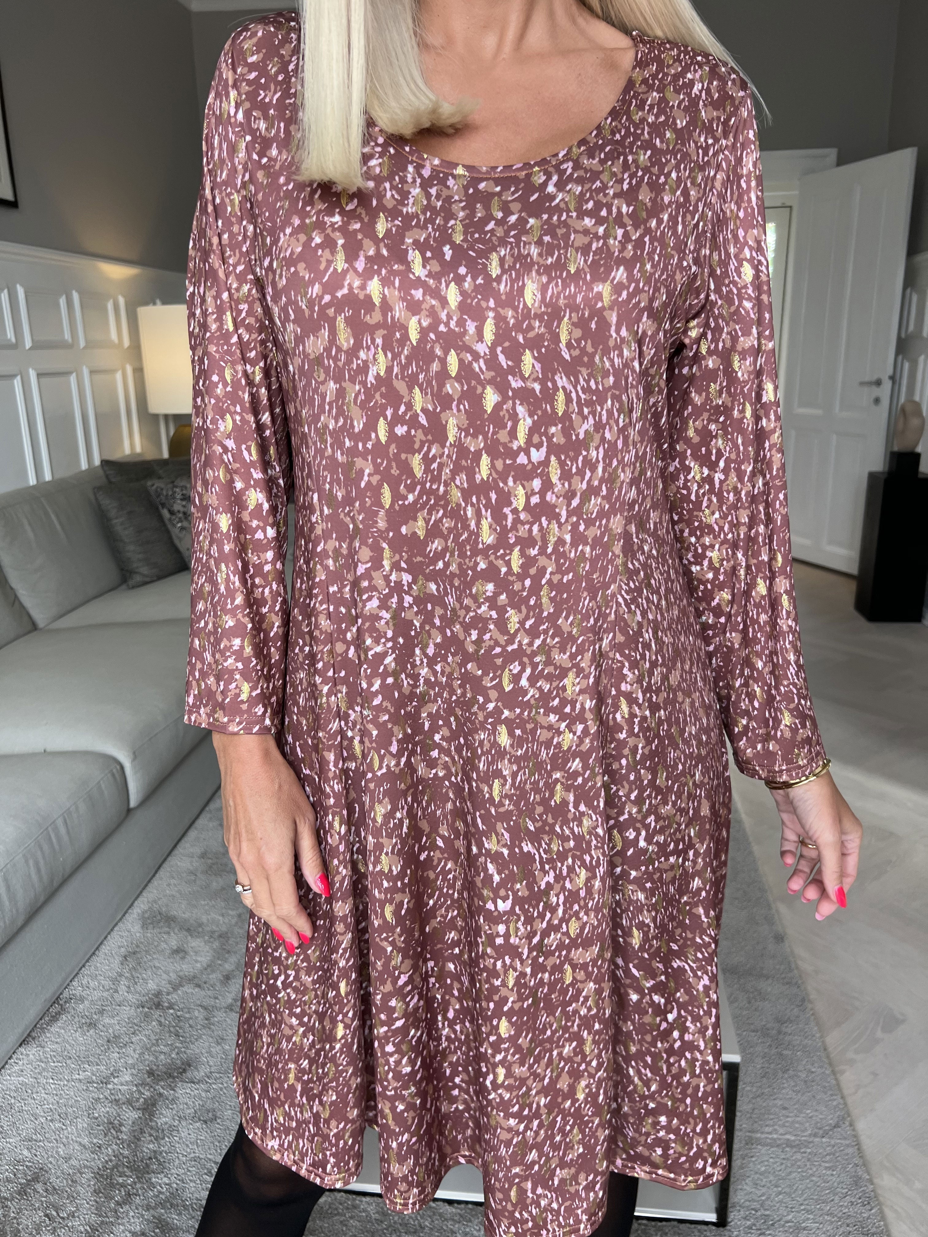 Maj Pattern L/S - Klänning med elastiskt tryck och gulddetaljer