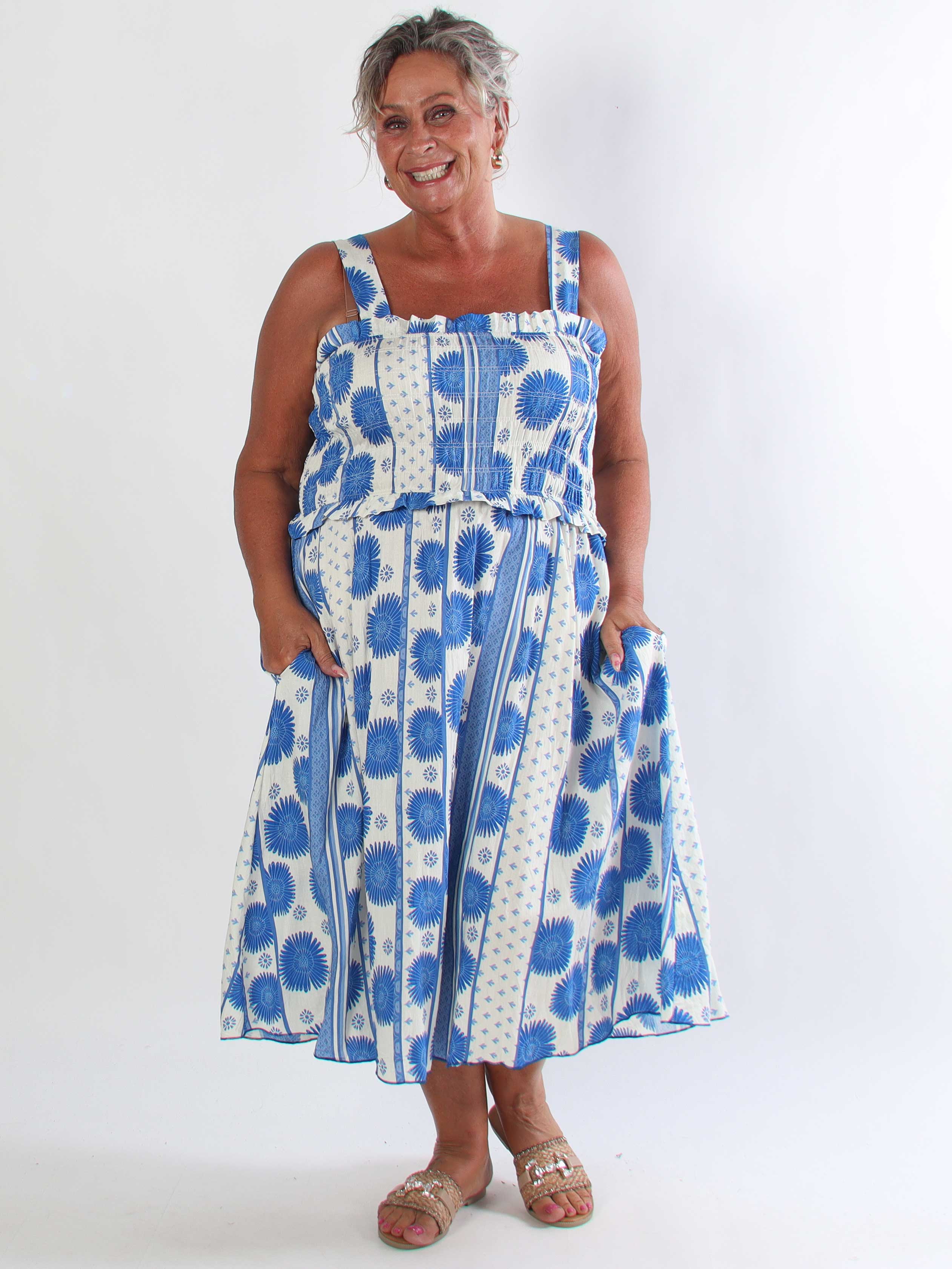 Marisol Sunburst - Plus size sommarklänning i viskos med smock över bröstet