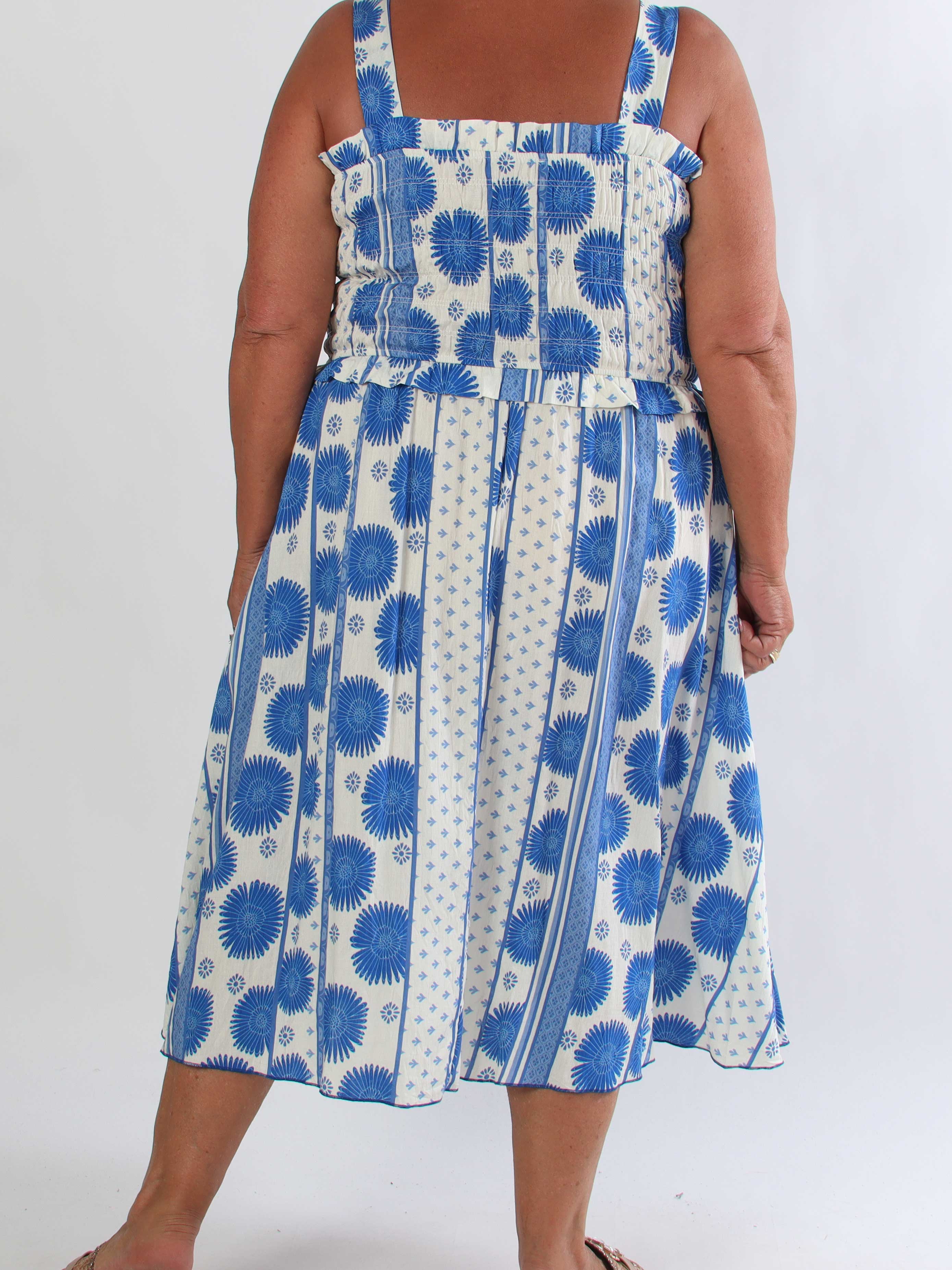 Marisol Sunburst - Plus size sommarklänning i viskos med smock över bröstet