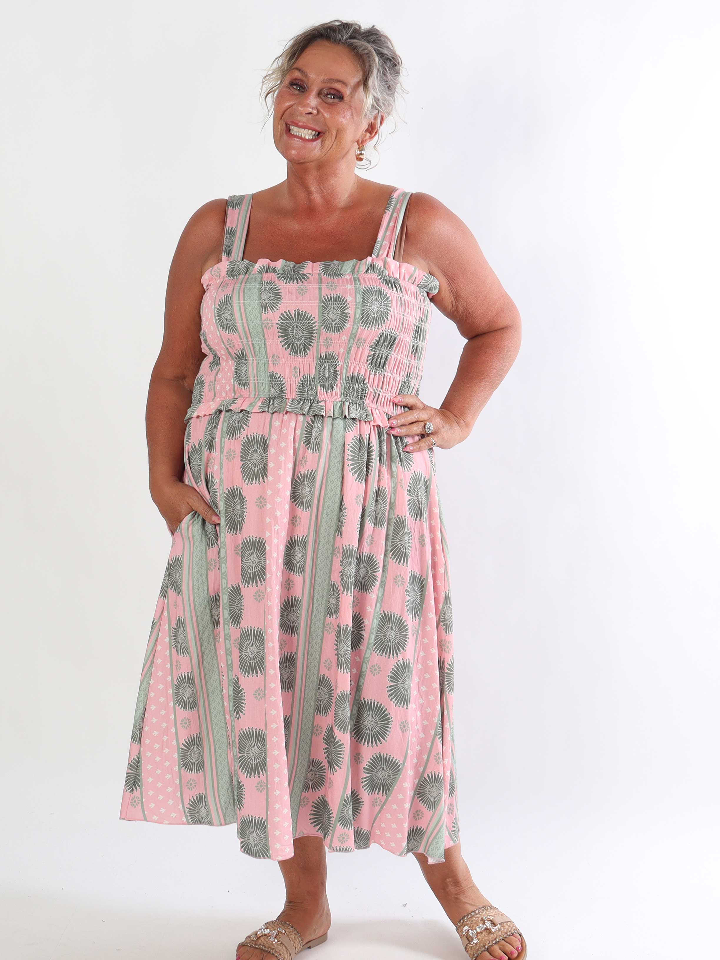 Marisol Sunburst - Plus size sommarklänning i viskos med smock över bröstet