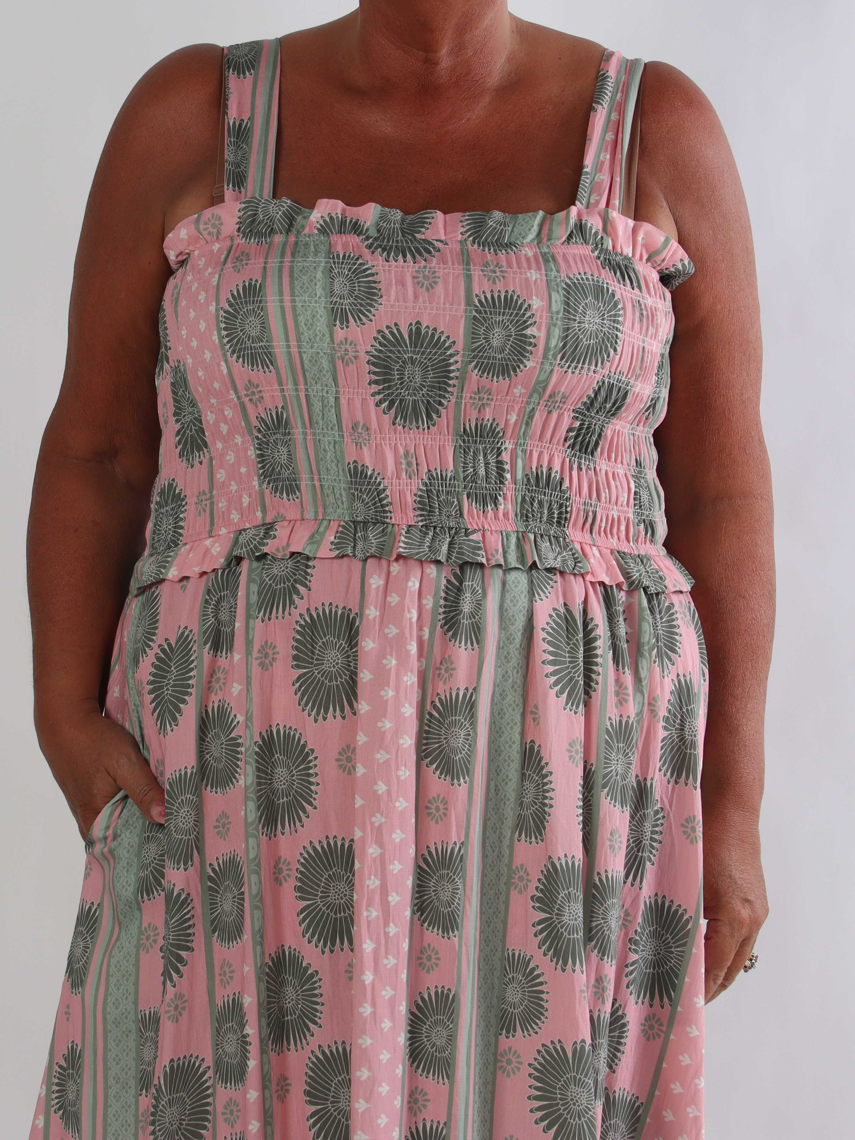 Marisol Sunburst - Plus size sommarklänning i viskos med smock över bröstet