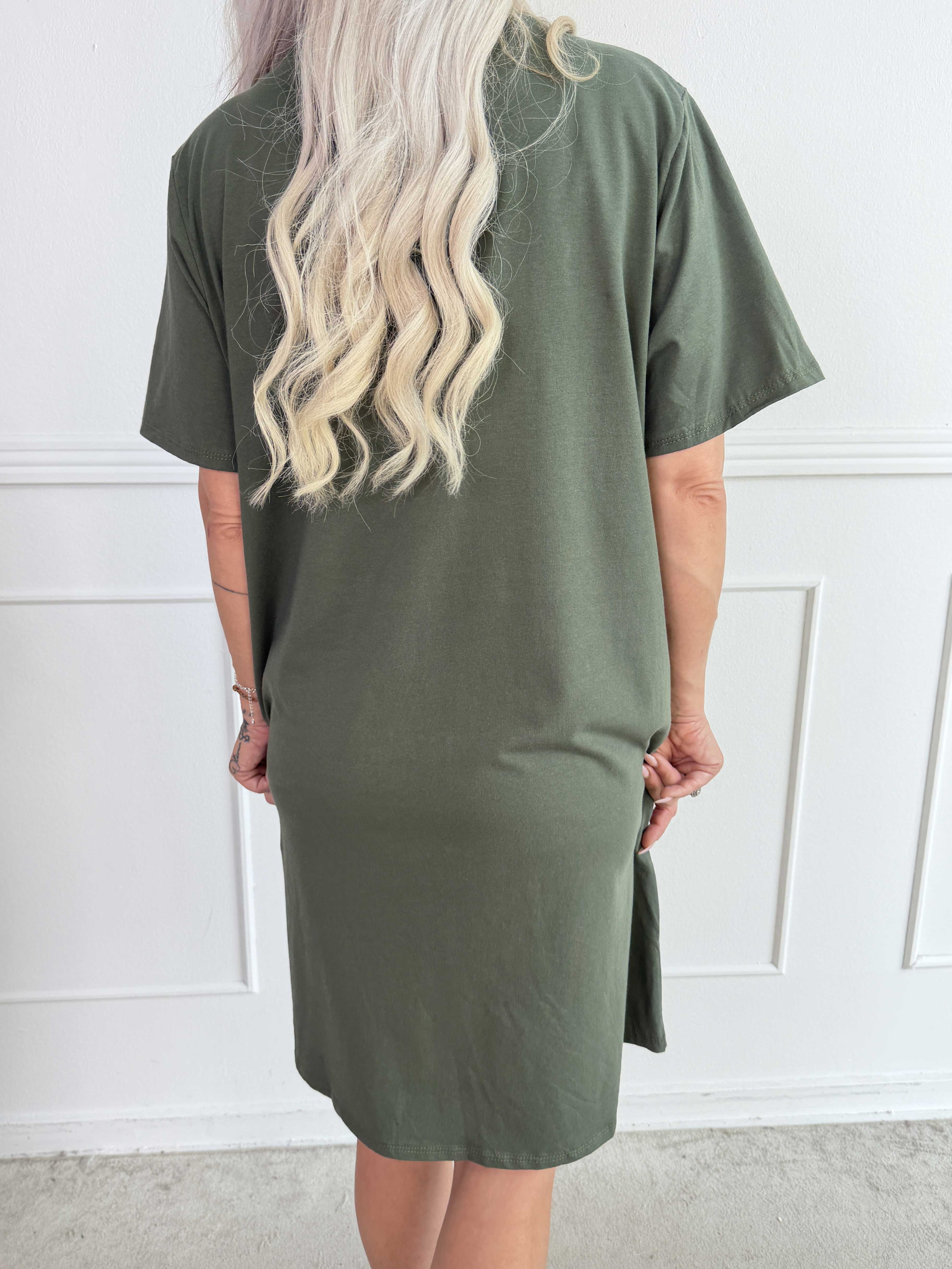Meriam - En avslappnad t-shirtklänning med ett coolt, amerikanskinspirerat tryck