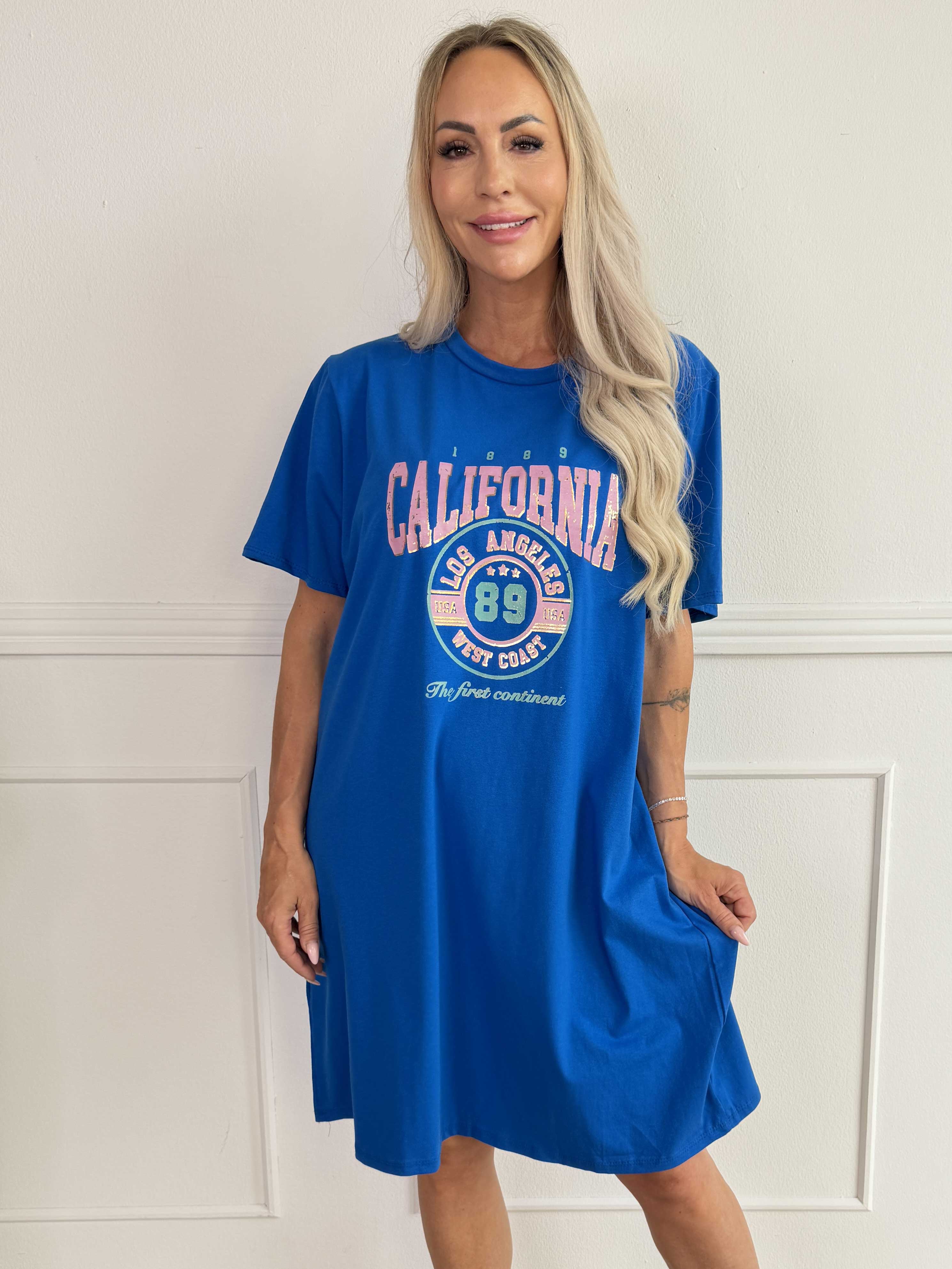 Meriam - En avslappnad t-shirtklänning med ett coolt, amerikanskinspirerat tryck