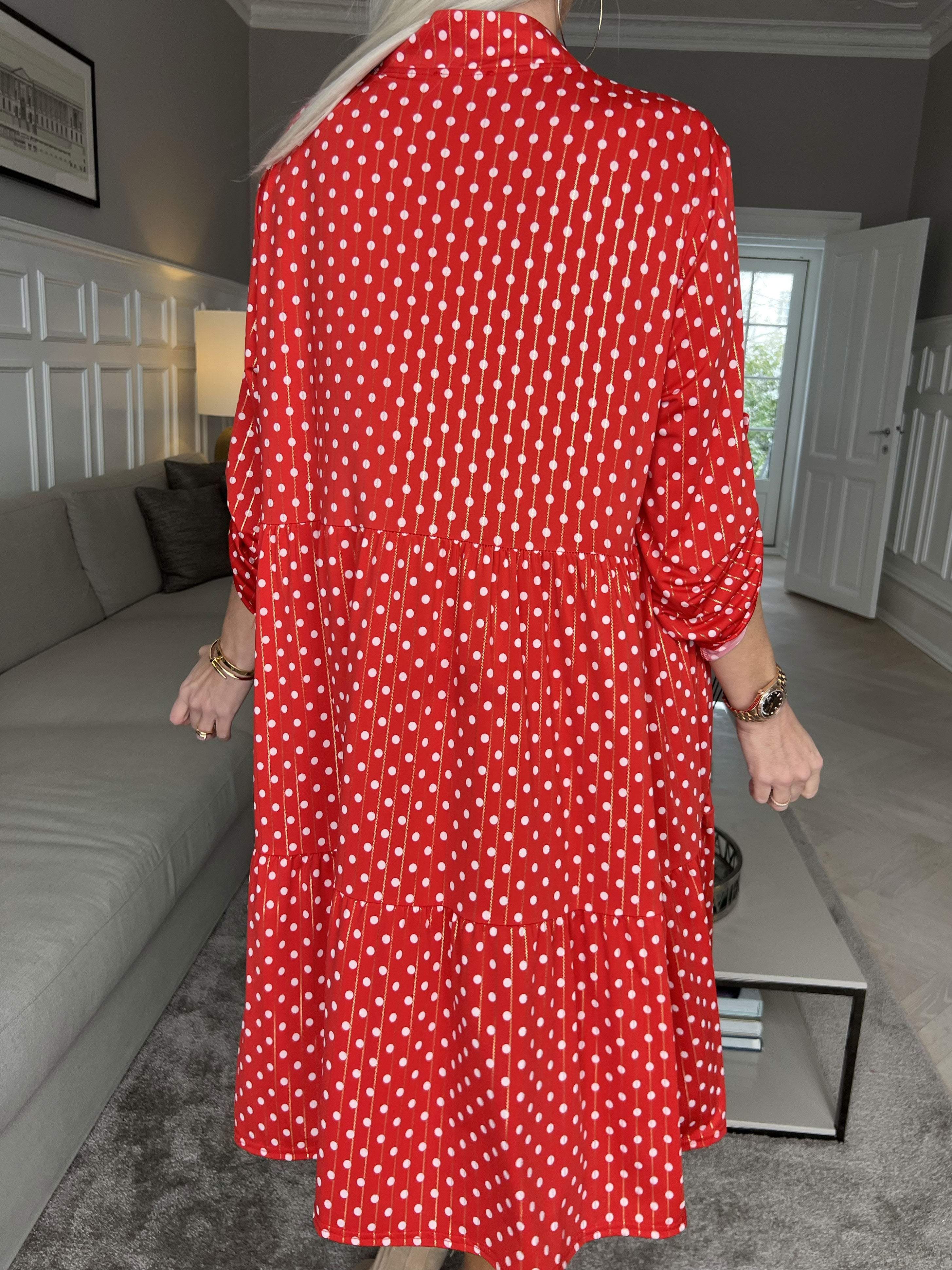 Milano Dot Midi - Klänning med prickar och lager-på-lager-look