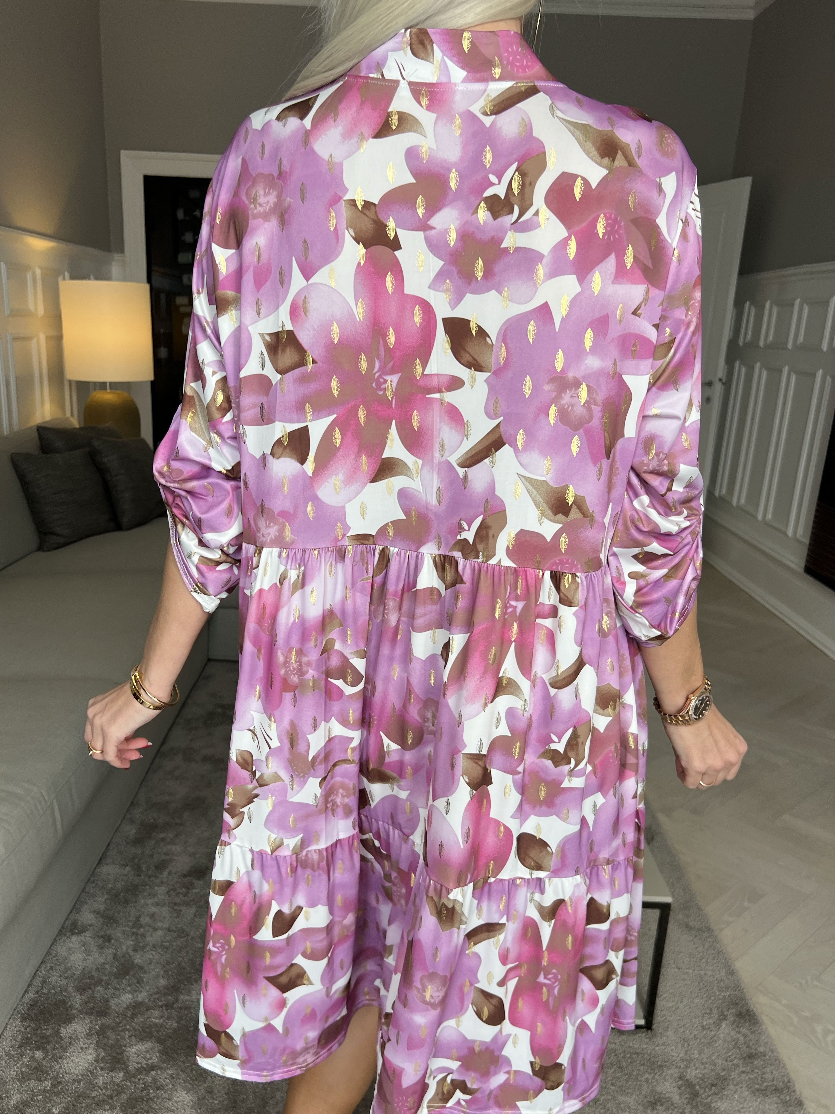Milano Flower Midi - Blommig klänning med lager-på-lager-look