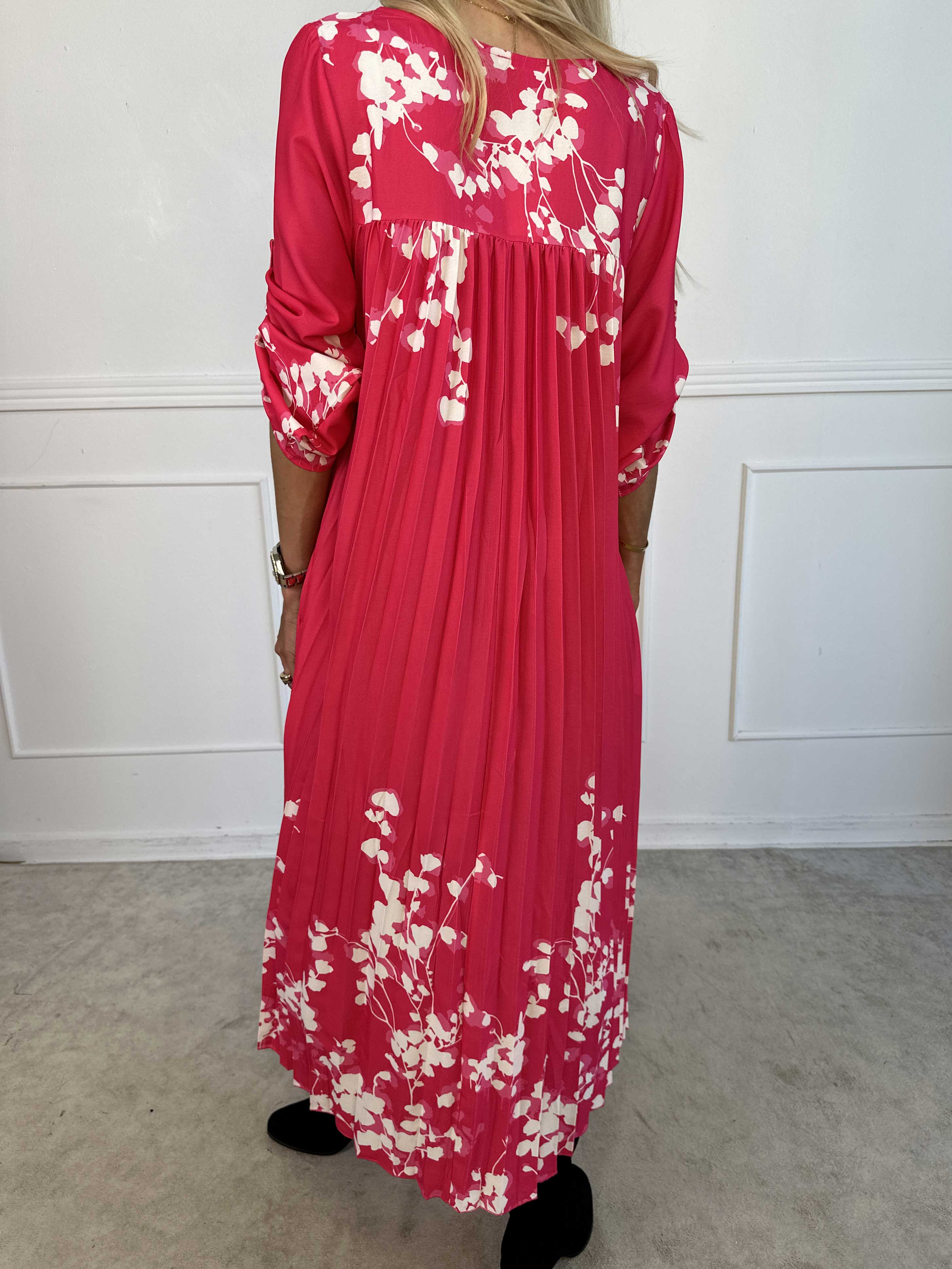 Nannie Blossom - Lång plisserad klänning med blommotiv