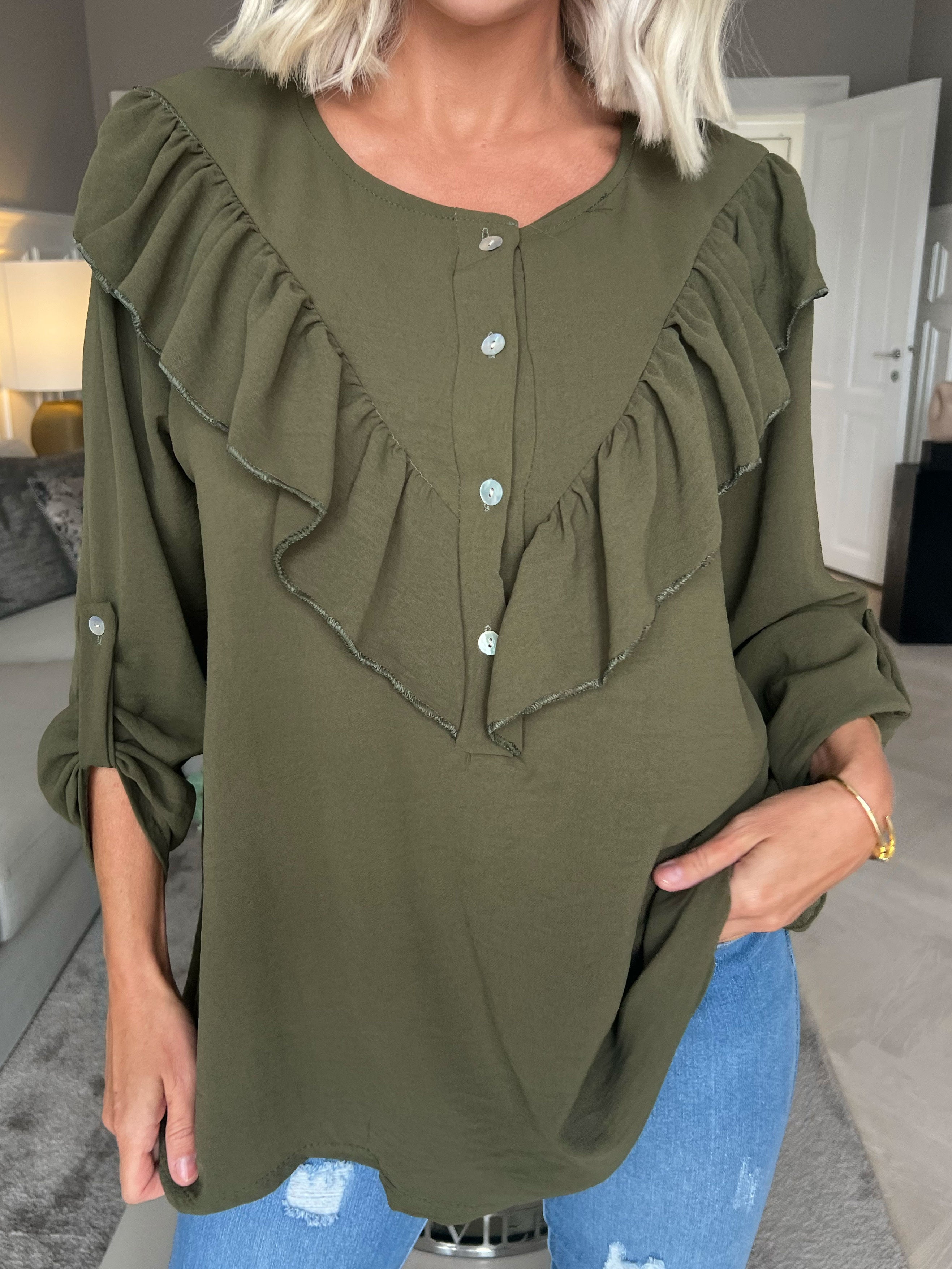 Nicola - Söt blus med volanger och knappar