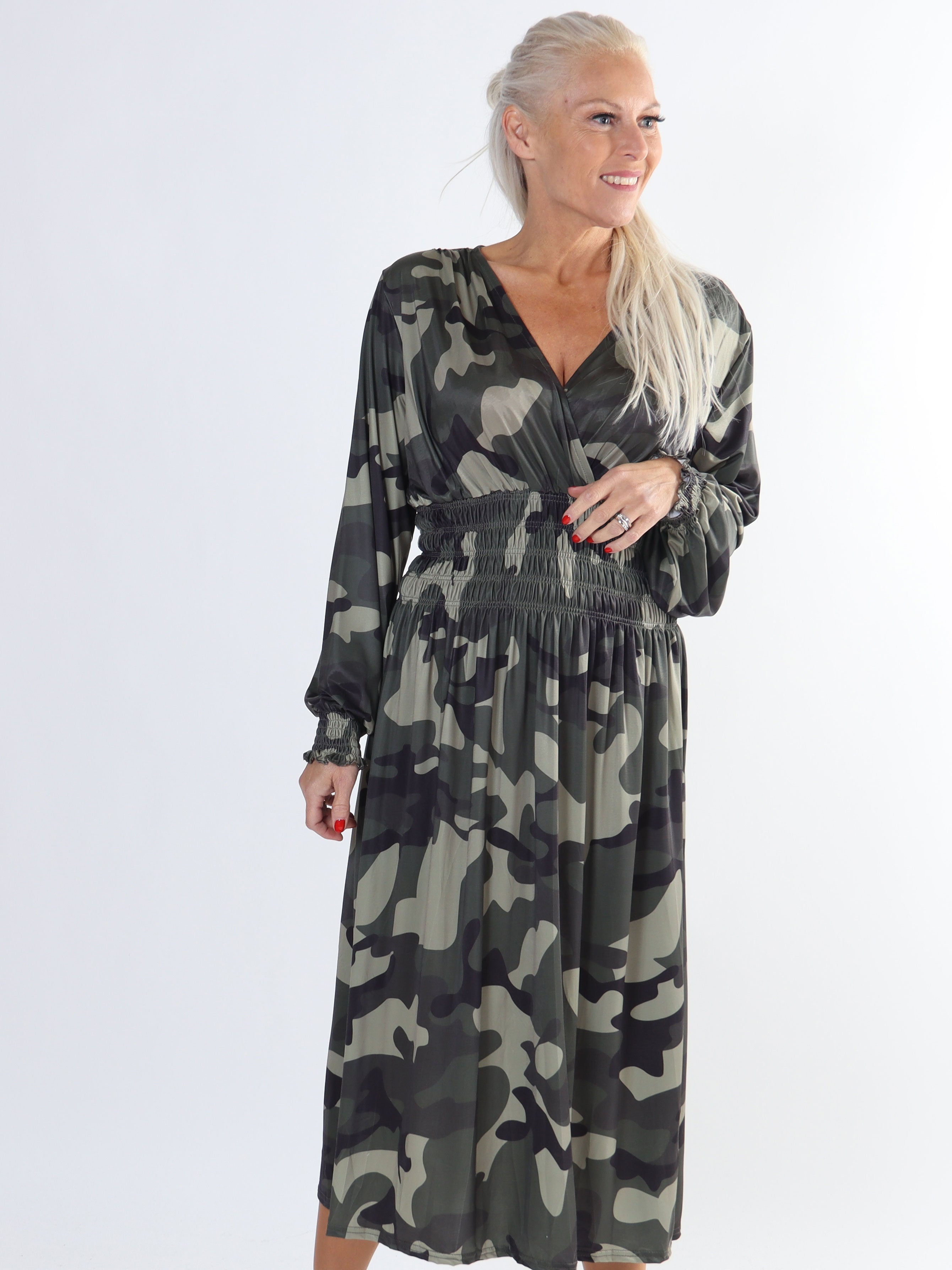 Pams Camo Midi L/S - Klänning med resår i kamouflagemönster för stora storlekar