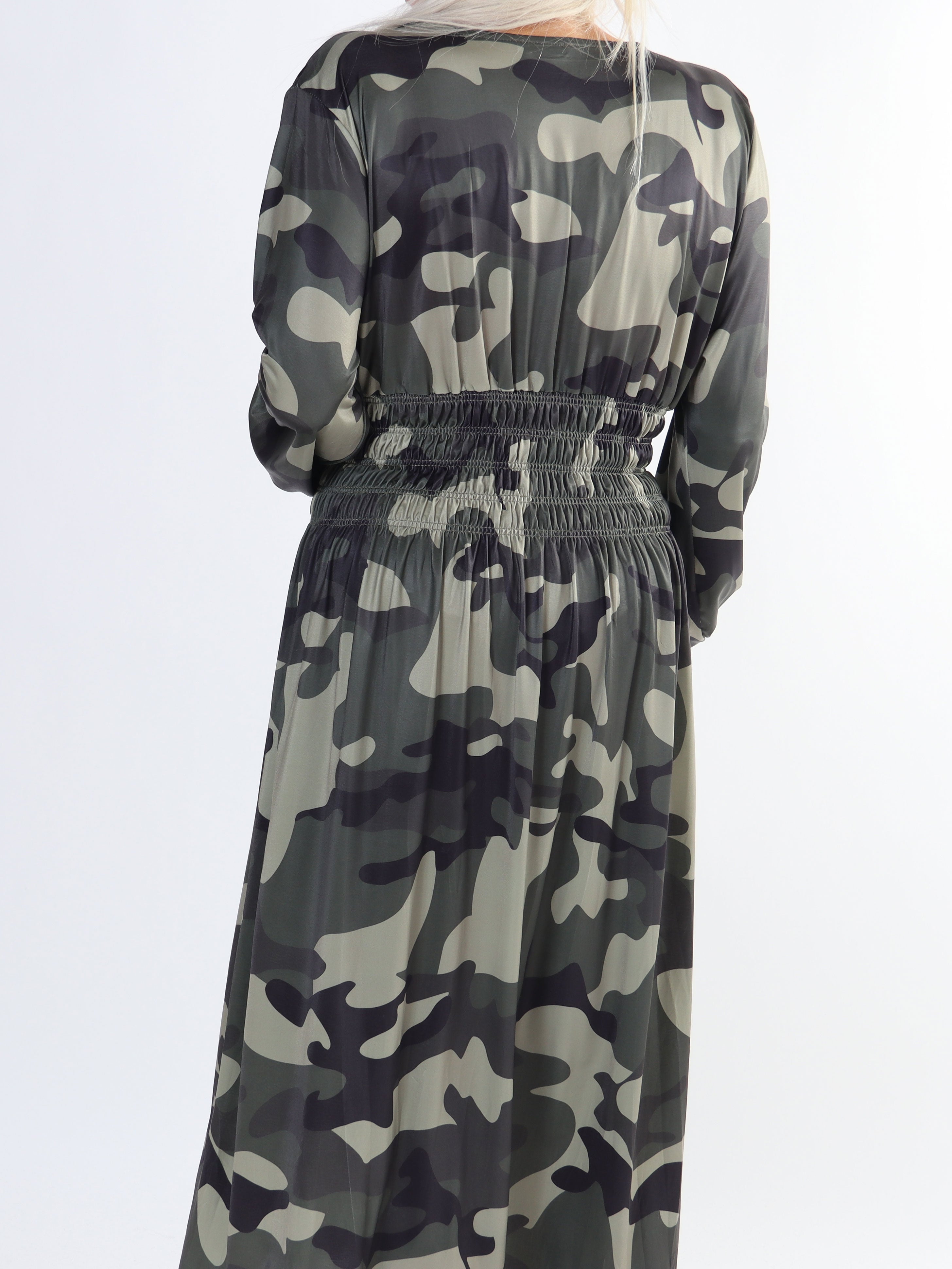 Pams Camo Midi L/S - Klänning med resår i kamouflagemönster för stora storlekar