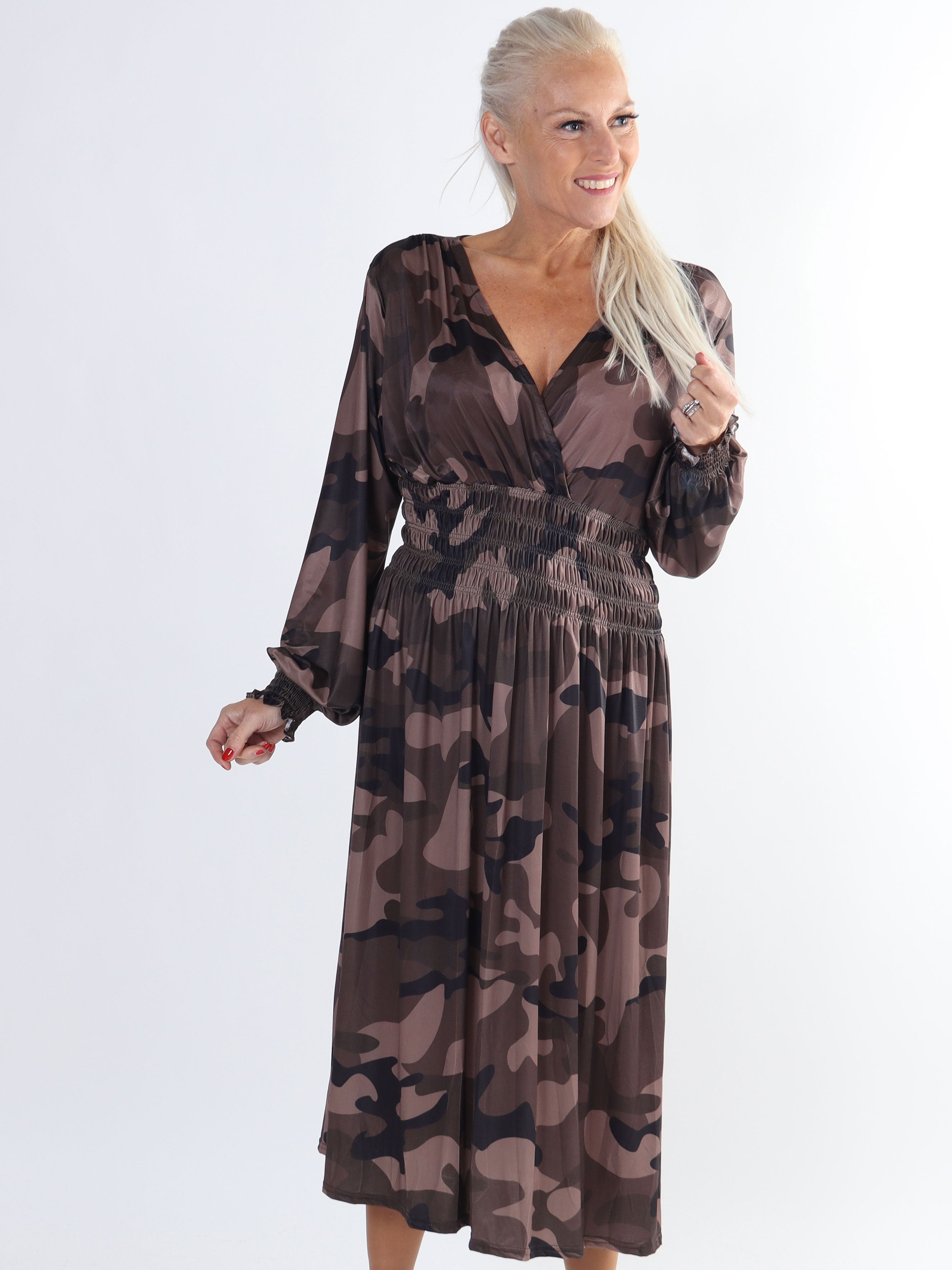 Pams Camo Midi L/S - Klänning med resår i kamouflagemönster för stora storlekar