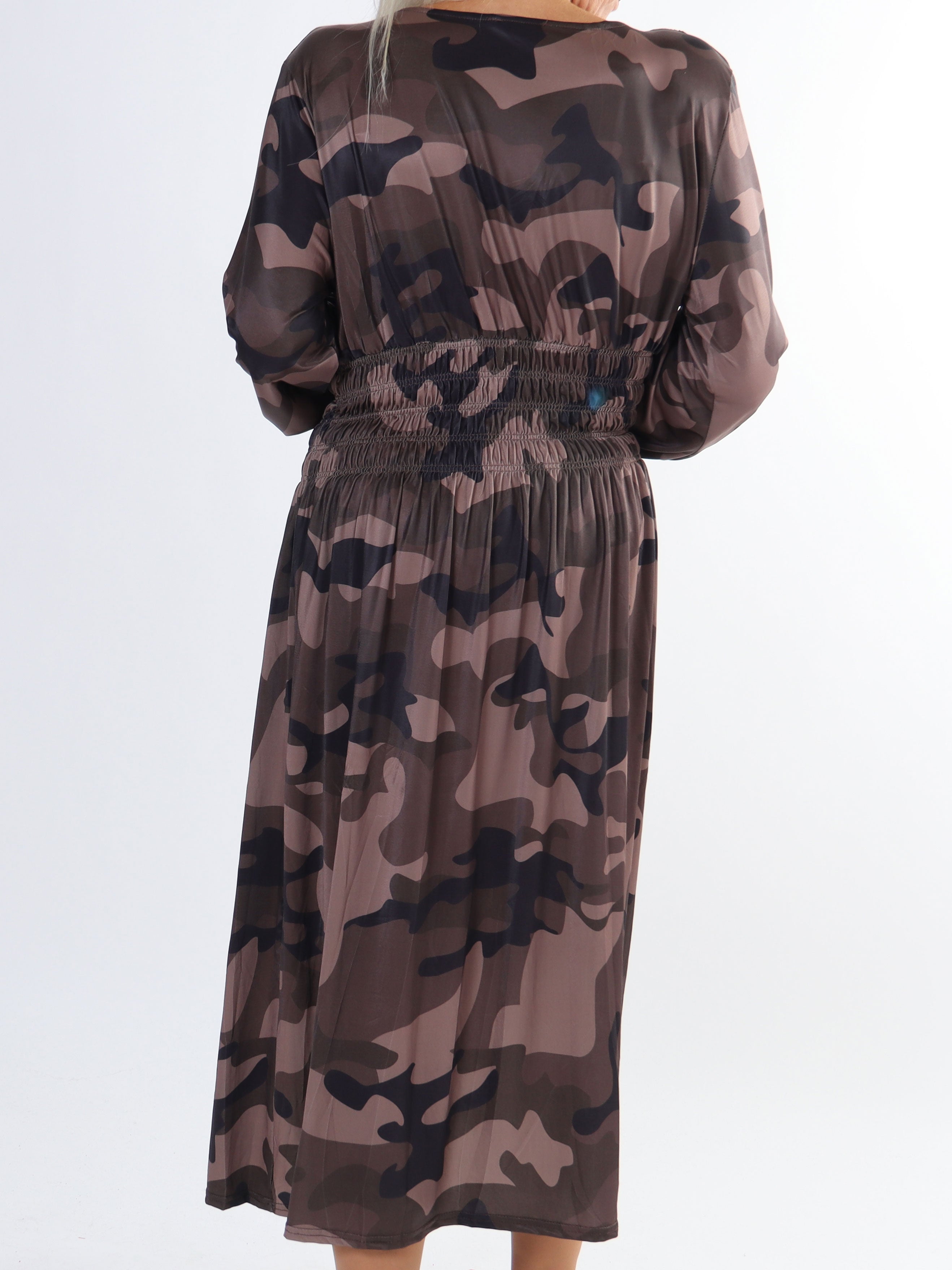 Pams Camo Midi L/S - Klänning med resår i kamouflagemönster för stora storlekar
