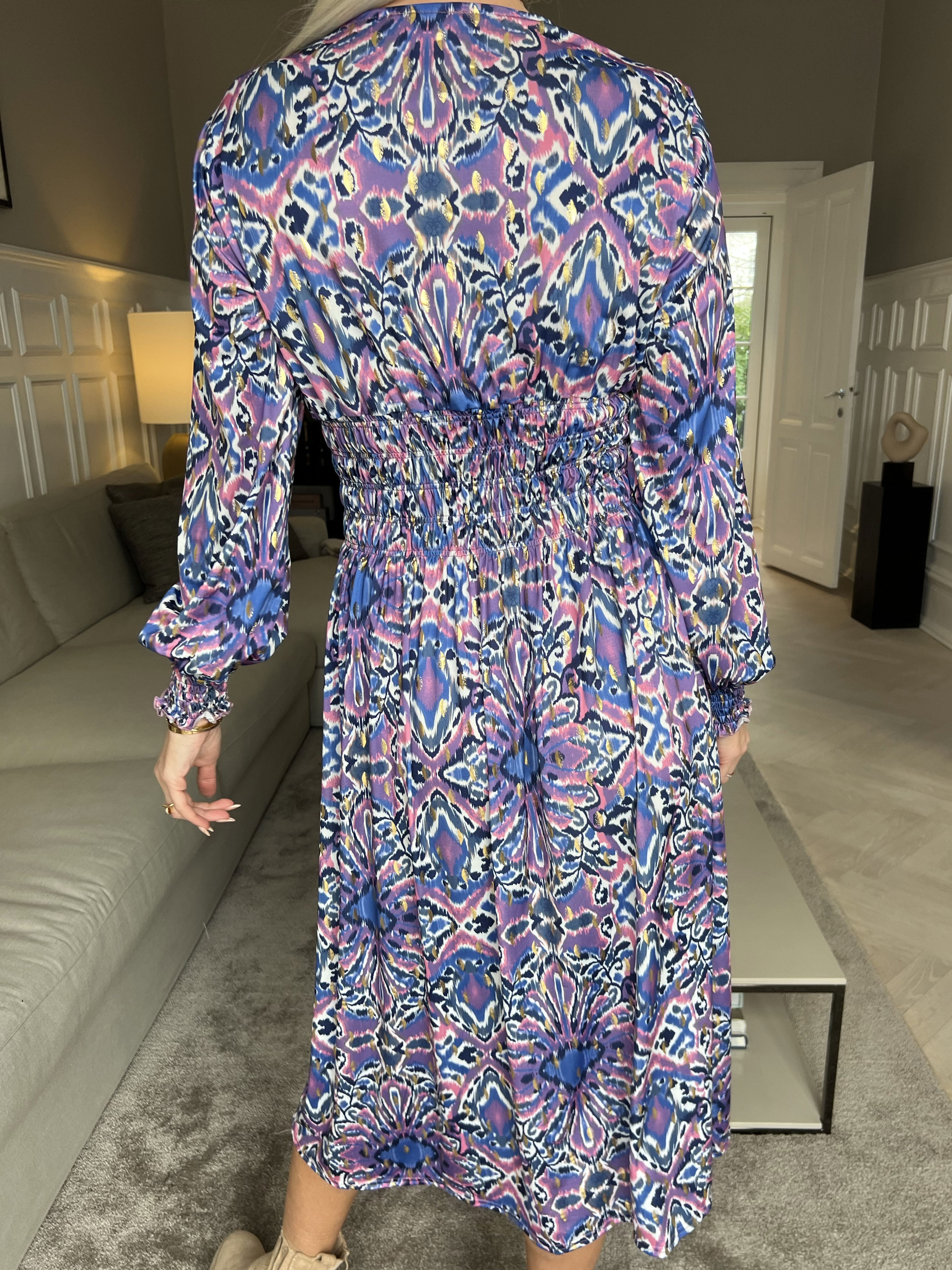 Pams Peacock Midi L/S - Mönstrad klänning med resår i skrynkelfritt tyg
