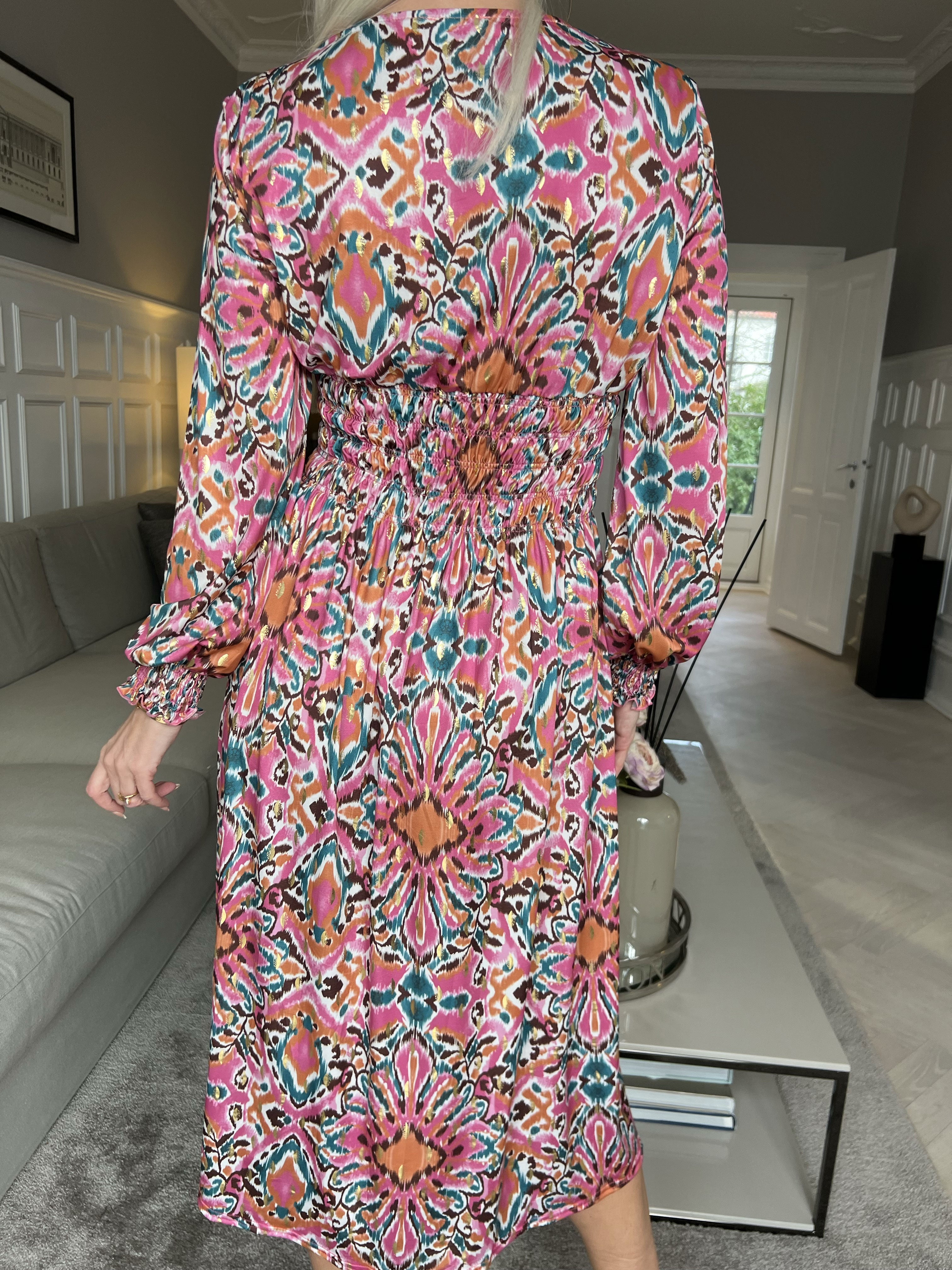 Pams Peacock Midi L/S - Mönstrad klänning med resår i skrynkelfritt tyg