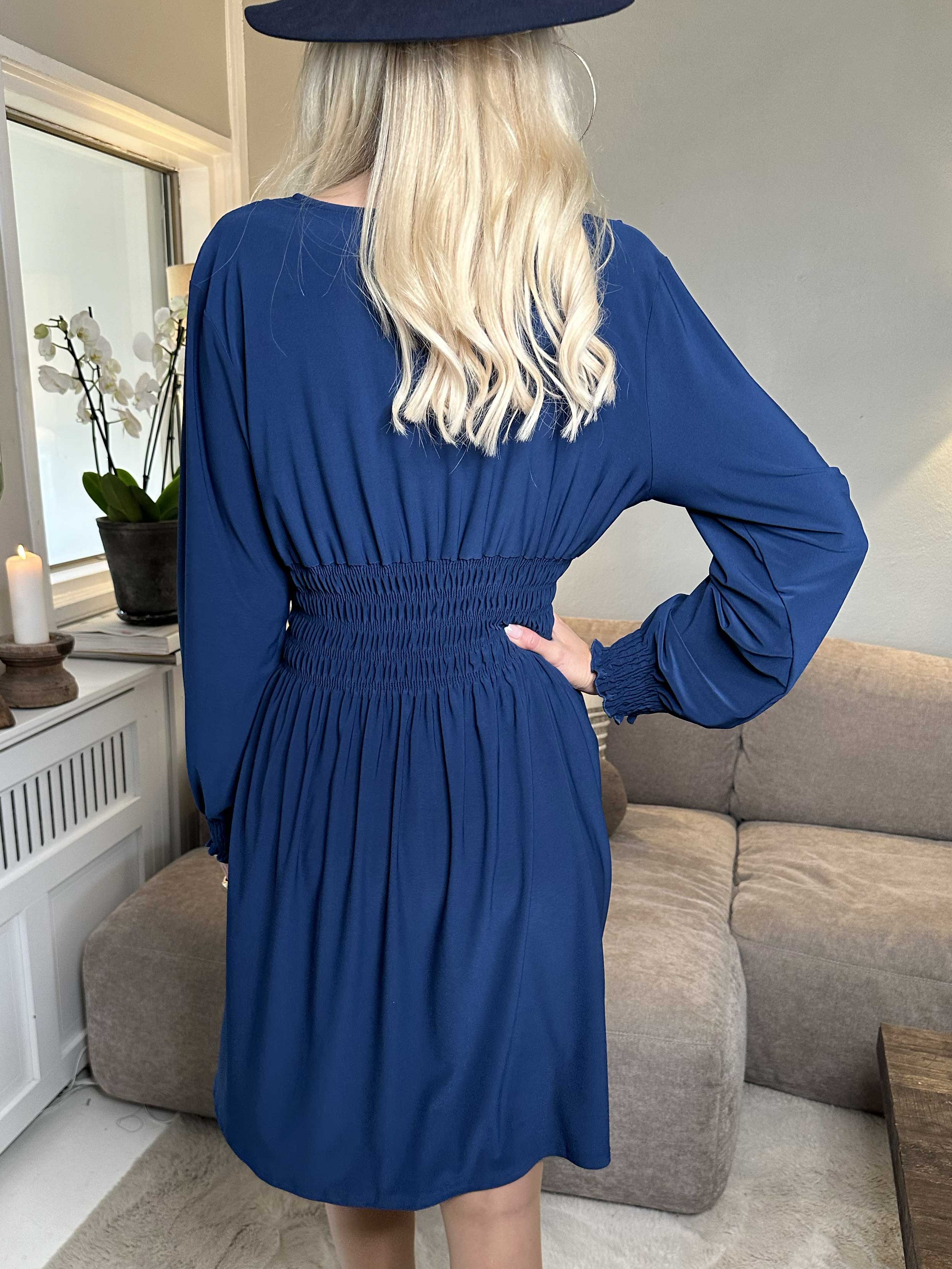 Pams Plain Short L/S - Elastisk kort klänning med smock och långa ärmar