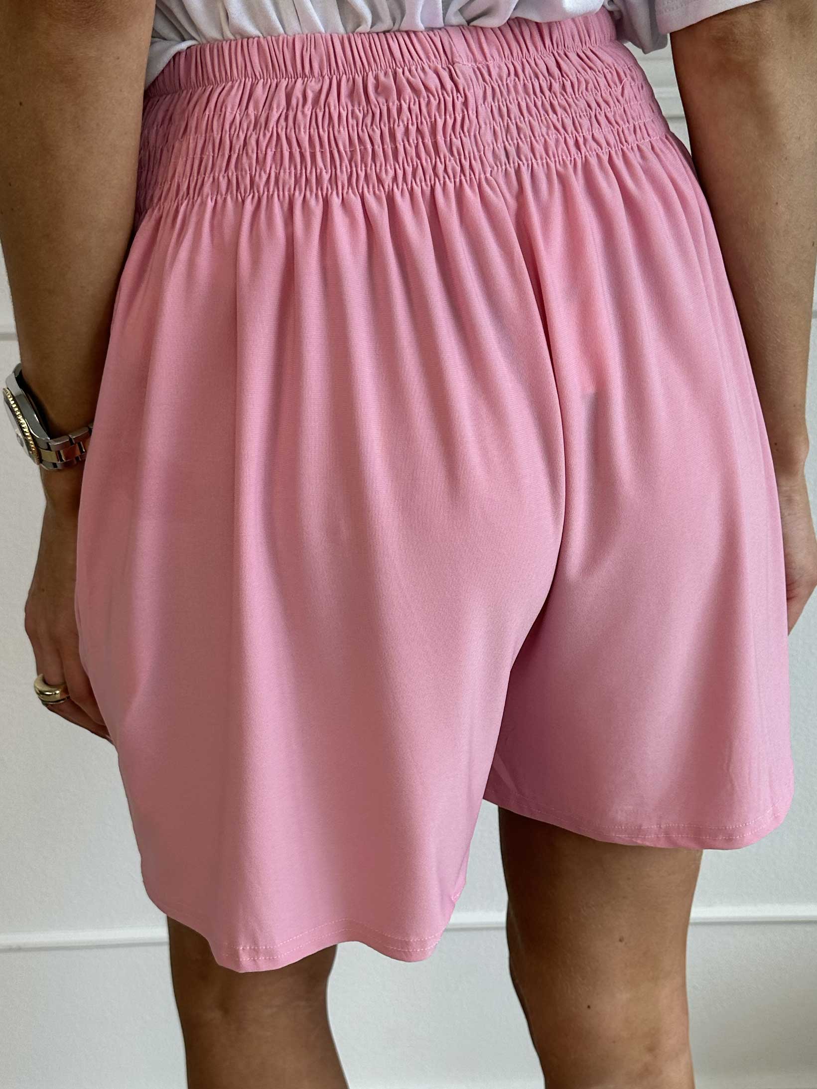 Pams Plain Shorts - Shorts i stretchigt tyg med resår i nederkanten