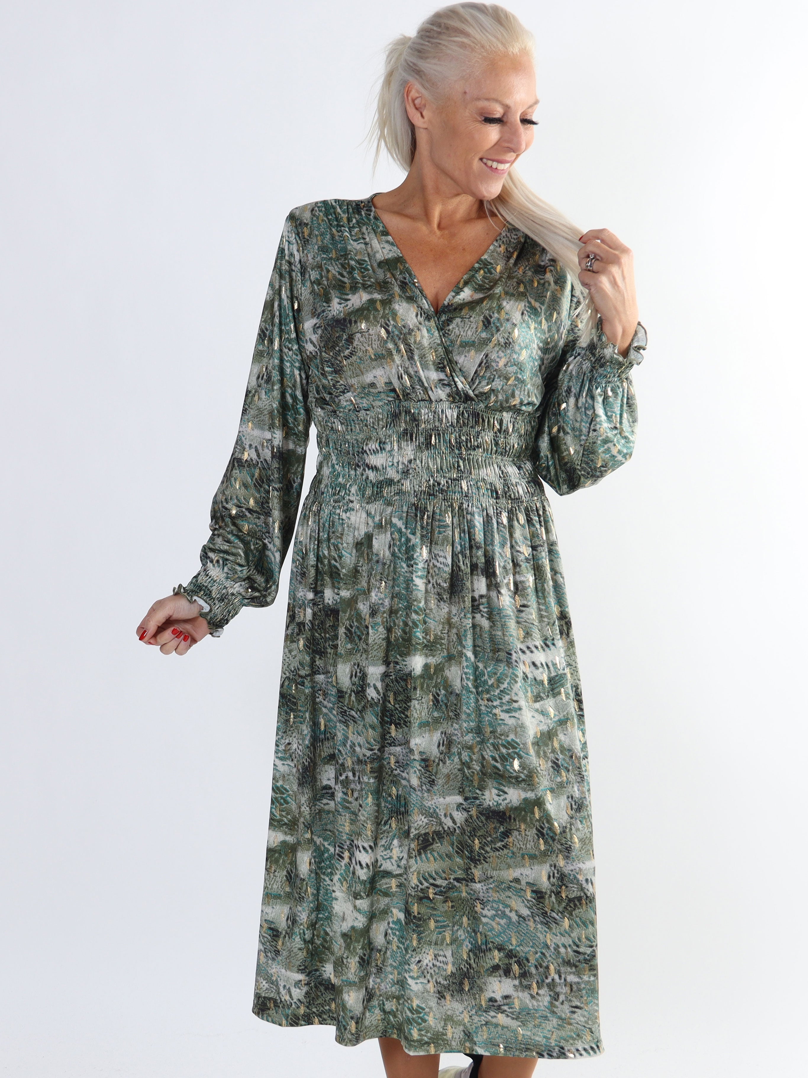 Pams Snake Midi L/S - Plus size-klänning i skrynkelfritt tyg med lång ärm