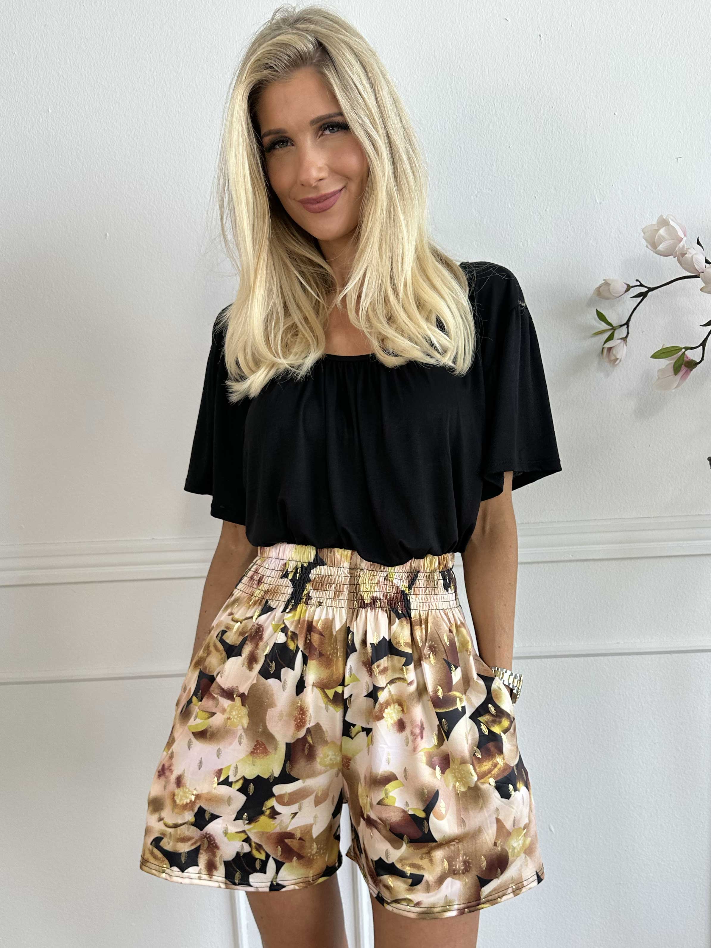 Pams Sweet Flower Shorts - Shorts i stretchigt tyg med resår i nederkanten