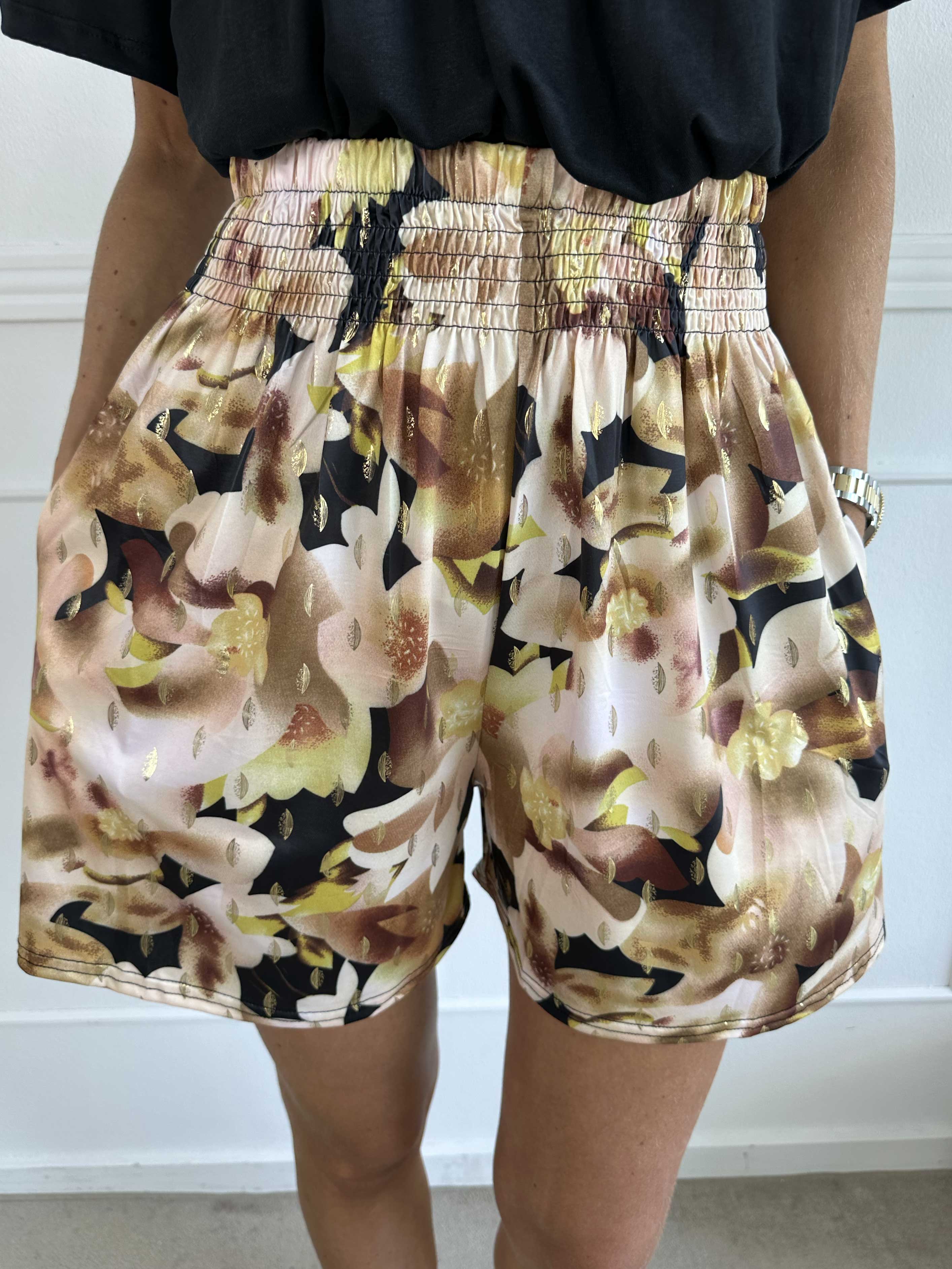 Pams Sweet Flower Shorts - Shorts i stretchigt tyg med resår i nederkanten