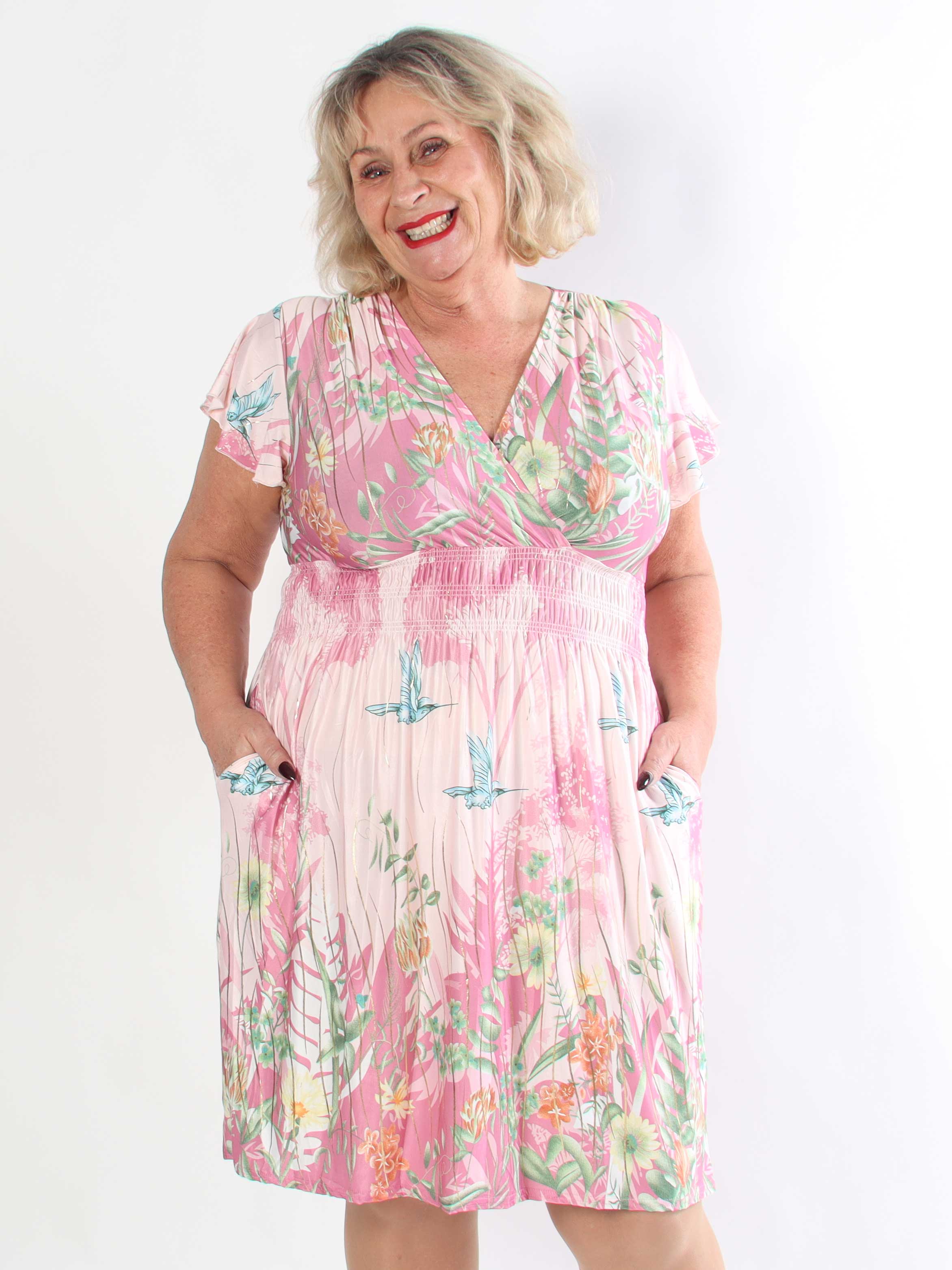 Pams Hummingbird Short - Kort plus size kjole med fuglemotiver og guld detaljer