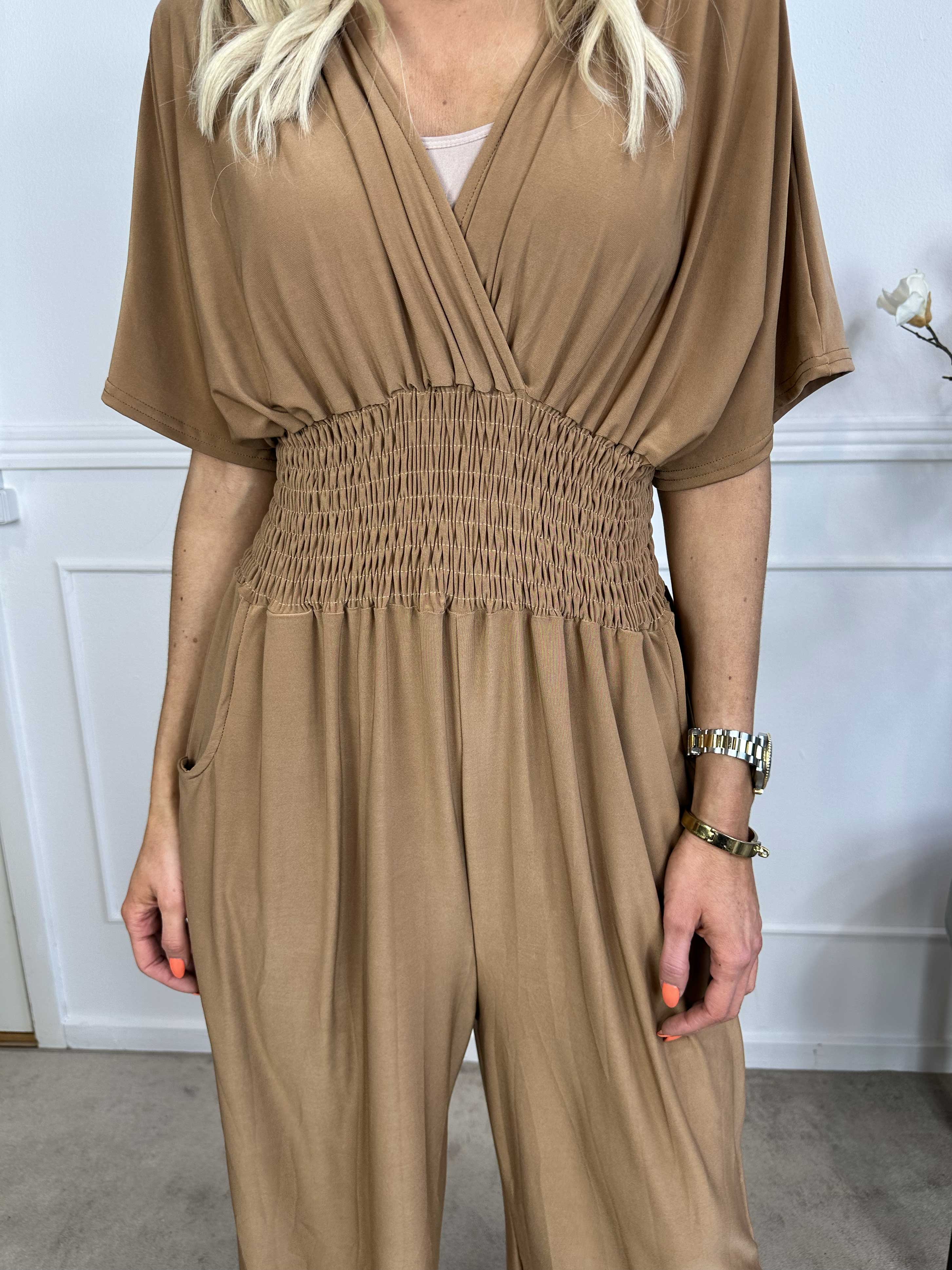 Pams Plain Jumpsuit - Elastisk enfärgad byxdräkt