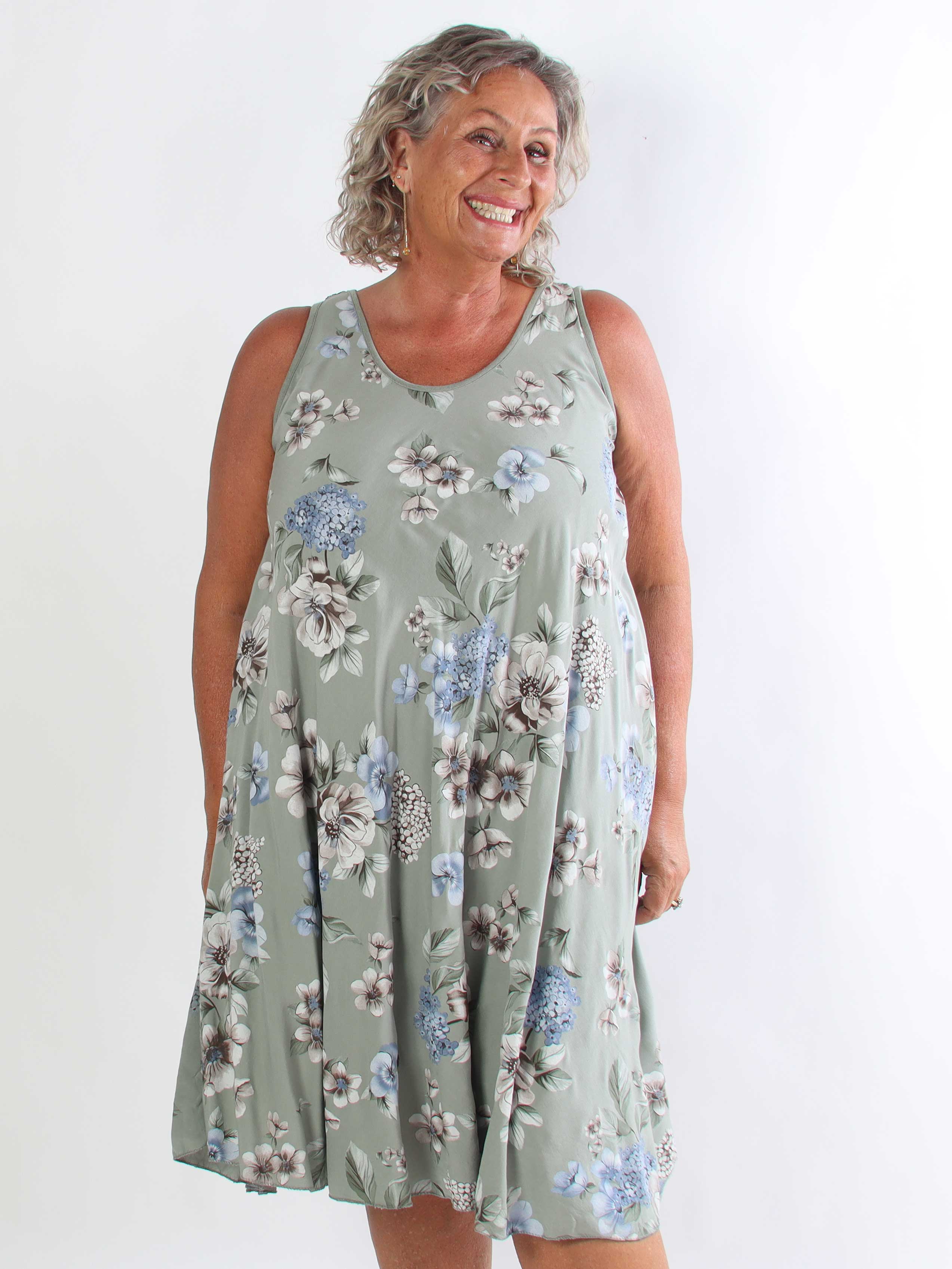 Saline - Sød plus size sommerkjole i viskose med blomsterprint
