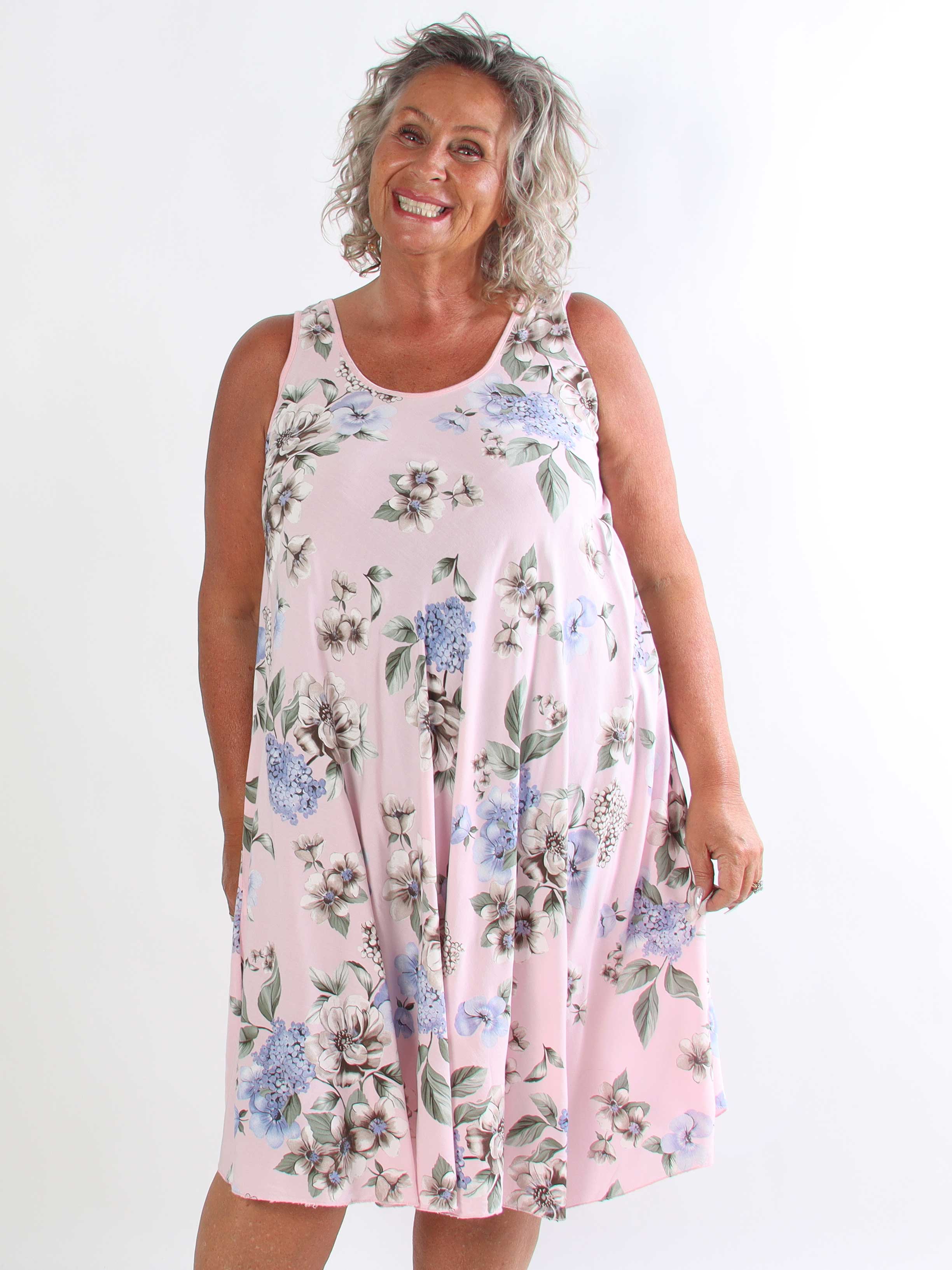 Saline - Sød plus size sommerkjole i viskose med blomsterprint