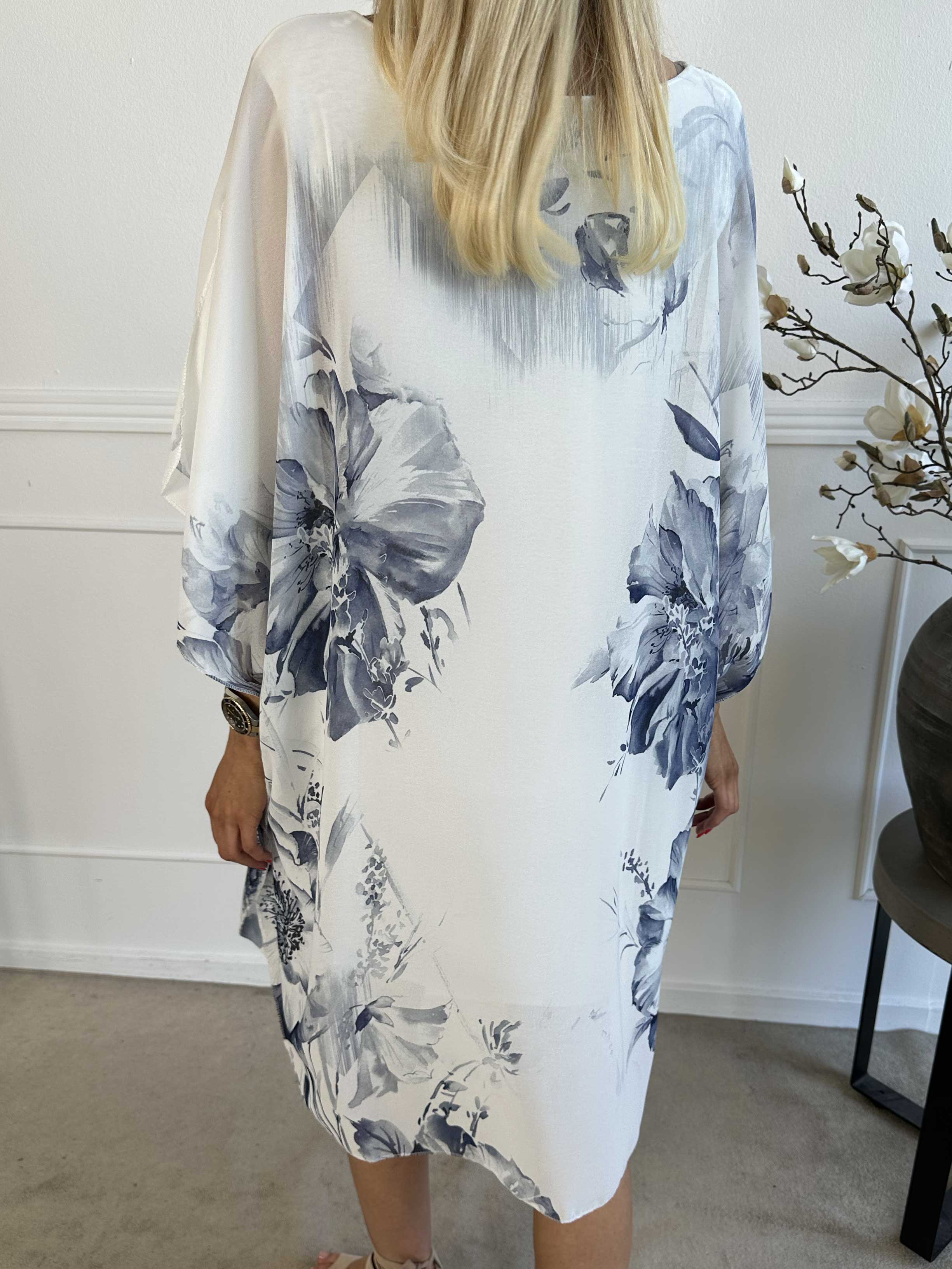 Senja - Chiffongklänning med blommor och underkjol i viskos