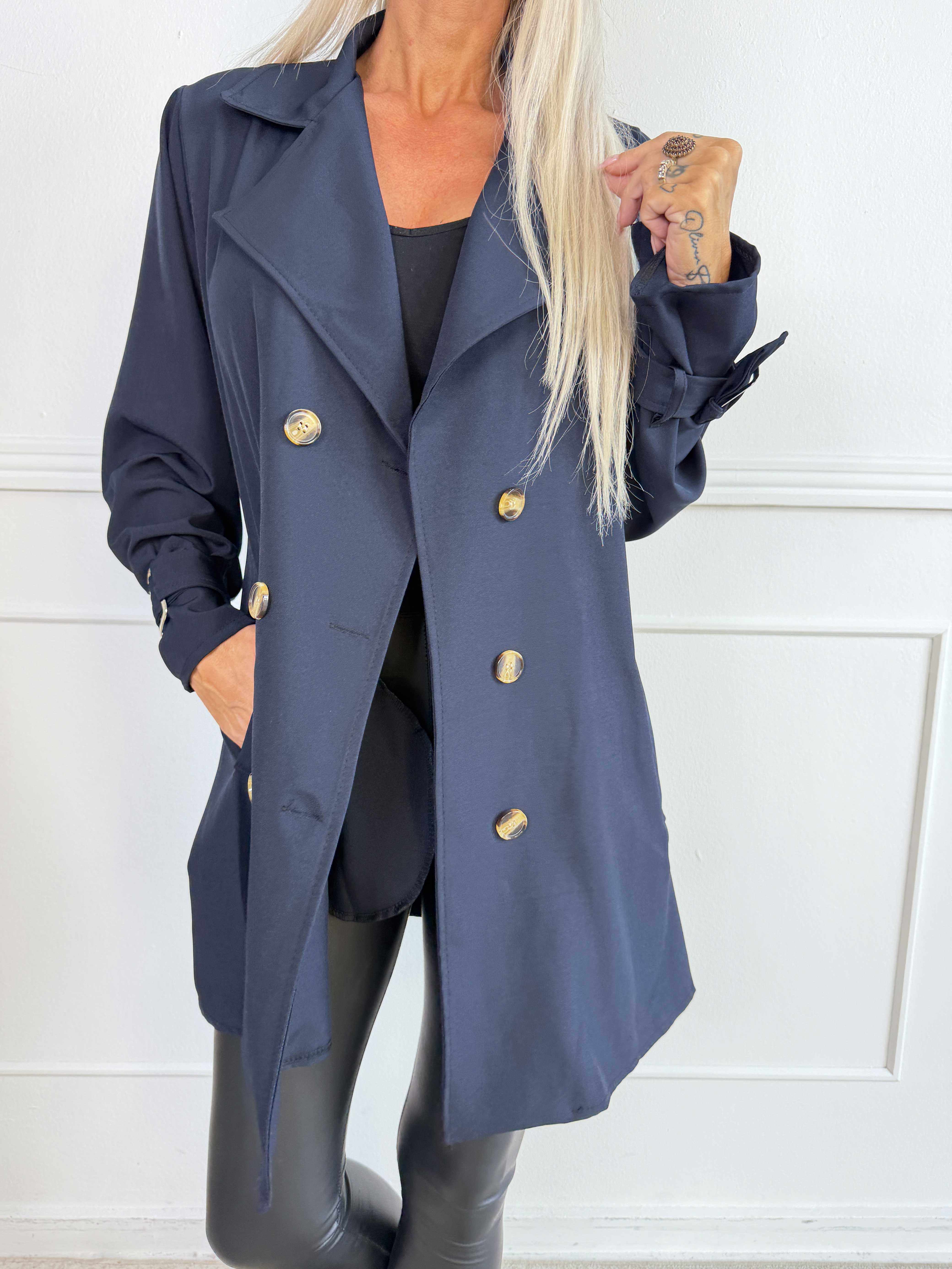 Sharpay Short 2.0 – Kort, lätt trenchcoat med knytskärp