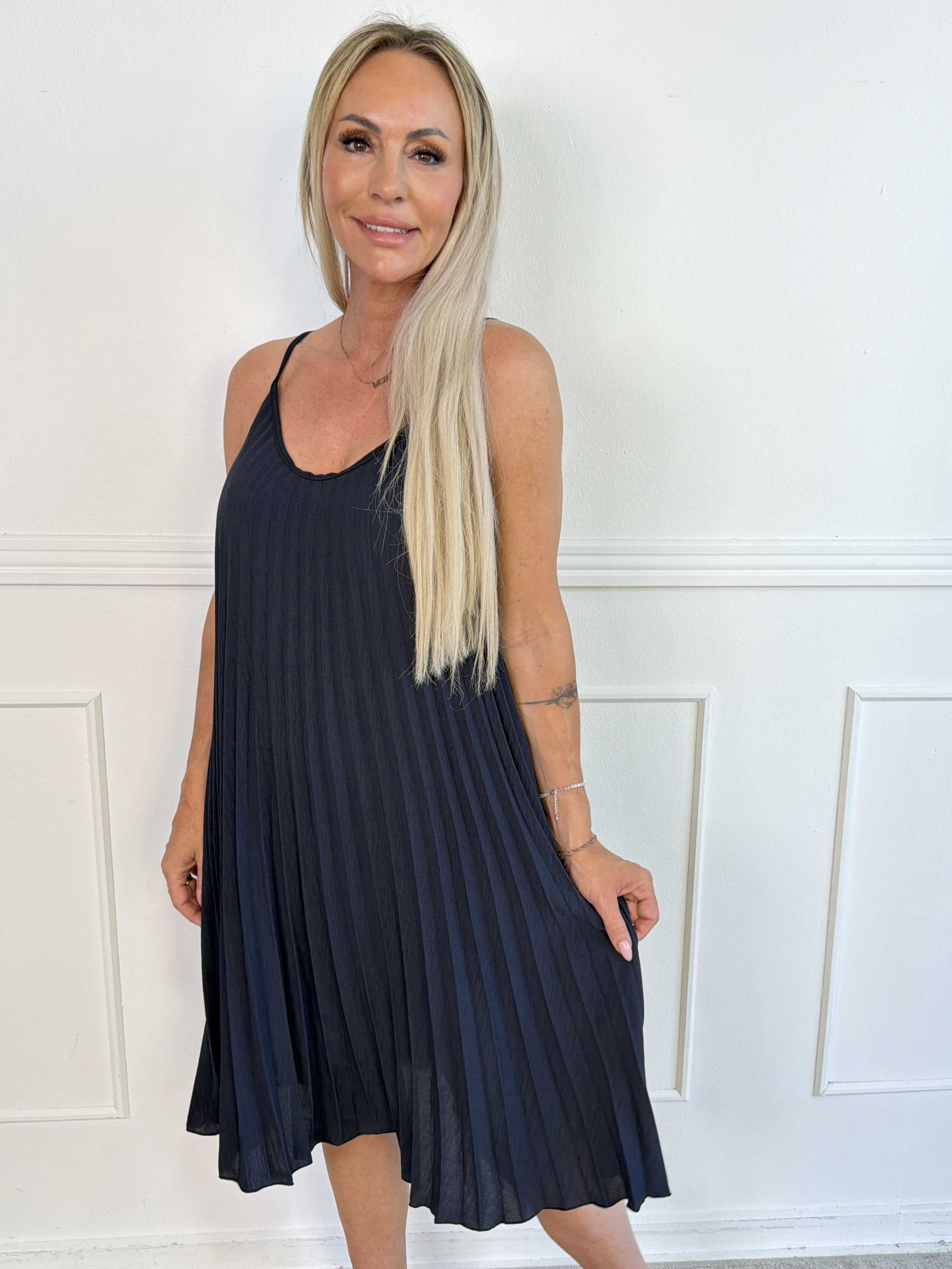 Tonia Short - Elegant plisseret stropkjole i en blød og let viskoseblanding